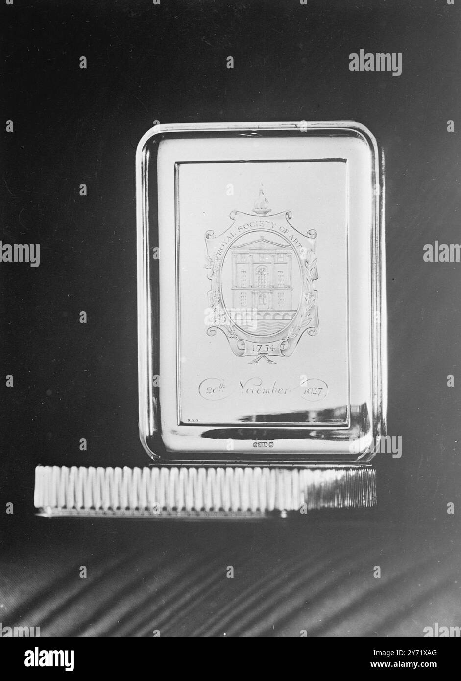 Boîte en or pour Princesse Elizabeth Royal Society of Arts présente. La Royal Society of Arts présente S.A.R. la Princesse Elizabeth son président, avec un cadeau de mariage d'une boîte en or qui peut être utilisée pour des cigarettes ou des bibelots. C'est une superbe pièce de l'artisanat britannique et a pris six mois à fabriquer. Pesant 7 oz et demi, la boîte elle-même, y compris le chiffre et la couronne, est en or jaune et la guirlande environnante est en or vert et rouge. M. Robert Goodden, R.D.I. a conçu le cadeau. Photo montre : 'Royal Gift' - Une vue de la boîte d'or pour être présent à H.R.H Princess El Banque D'Images