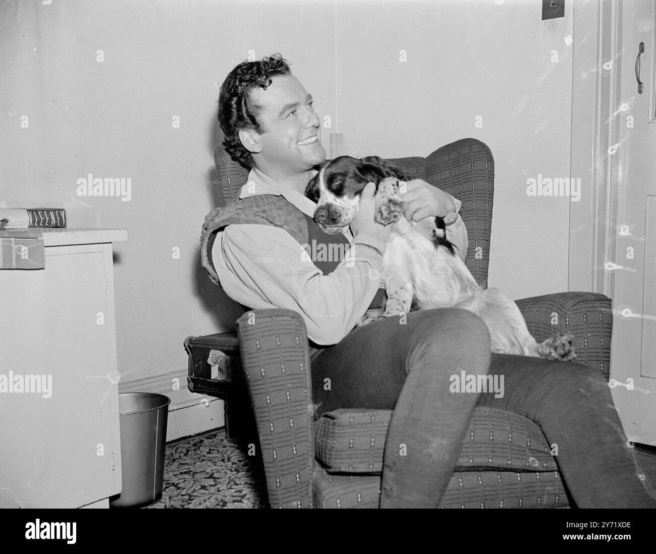 Walton on Thames, Surrey : L'acteur de cinéma et de télévision Richard Greene, vedette de la série 'Robin des bois' à la télévision, se détend dans son dressing aux studios Walton avec son épagneul 'Bumble' avant de prendre part à d'autres aventures avec ses Merry Men. 29 octobre 1958 Banque D'Images Walton on Thames, Surrey : L'acteur de cinéma et de télévision Richard Greene, vedette de la série 'Robin des bois' à la télévision, se détend dans son dressing aux studios Walton avec son épagneul 'Bumble' avant de prendre part à d'autres aventures avec ses Merry Men. 29 octobre 1958 Banque D'Images