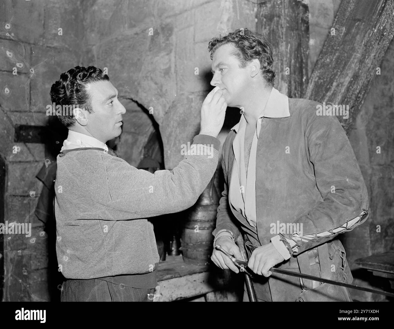 Robin des bois se fait réparer. Walton on Thames : avant d'aller sur le plateau, Richard Greene mieux connu des téléspectateurs sous le nom de 'Robin des bois', obtient un chèque de maquillage aux studios Walton de Sapphire films. 29 octobre 1958 Banque D'Images Robin des bois se fait réparer. Walton on Thames : avant d'aller sur le plateau, Richard Greene mieux connu des téléspectateurs sous le nom de 'Robin des bois', obtient un chèque de maquillage aux studios Walton de Sapphire films. 29 octobre 1958 Banque D'Images