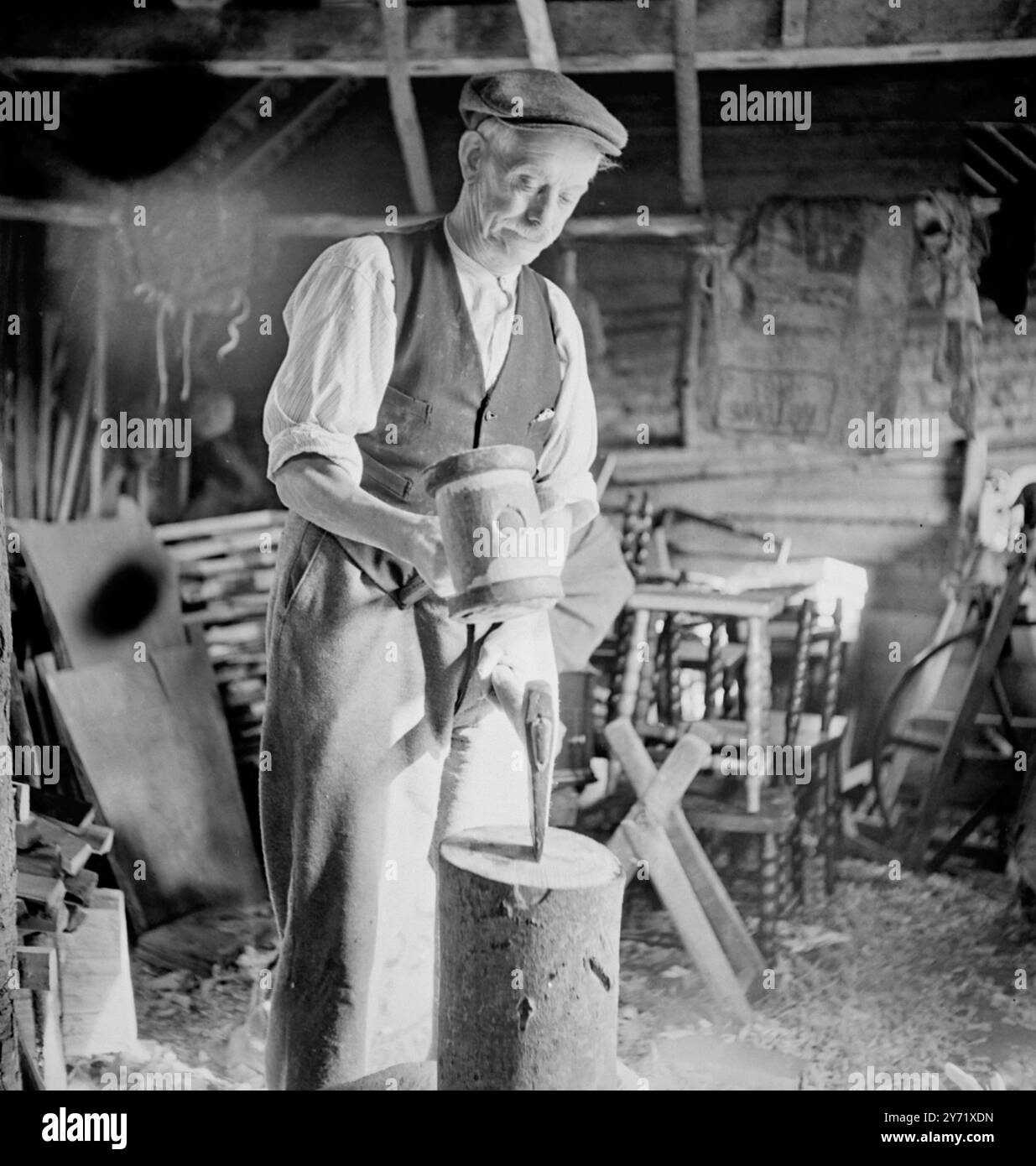 Silas Saunders. M. Silas Saunders était le dernier bodger de chaise, tournant les pieds de meubles et les échelons d'échelle sur un tour à poteau. Le tour, ainsi que les outils de Silas, sont maintenant hébergés au Musée d’histoire rurale de Woodstock. Banque D'Images