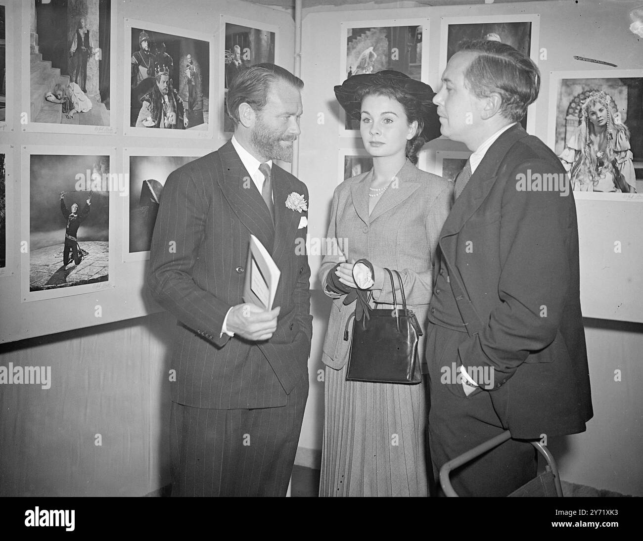 OUVERTURE DE L'EXPOSITION DE PHOTOS DE FILMS BRITANNIQUES. Le RT. Hon. HAROLD WILION, C.B.E. M.P. , Président de la Chambre de commerce , a ouvert cet après-midi une exposition d'images fixes du film britannique , aux galeries de la National Book League , ALBERMARLE-STREET , W1.N présents pour l'ouverture étaient SIR HENRY L. FRENCH, C.B.E, K.C.B. et les vedettes JEAN SIMMONS et Sir JOHN MILLS. L'IMAGE MONTRE:- 'Sunshine , Snow , and Board of Trade' de gauche à droite sur l'écran les stars JOHN MILLS , porte son 'Scott de la barbe Antarctique ; comme il discute avec JEAN 'BLUE LAGOON' SIMMONS et MR. HAROLD WILSON , à l'ouverture de t Banque D'Images