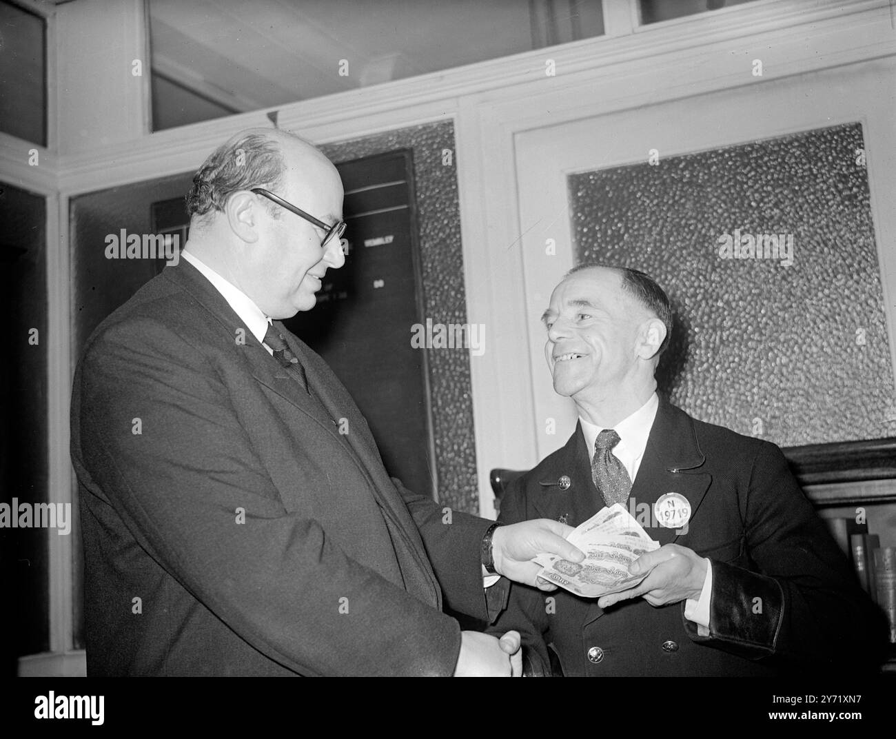 Le chauffeur Albert Edward Gunter , âgé de 46 ans, du garage Dalston , chauffeur du bus qui ' a sauté l'écart ' sur le Tower Bridge mardi , a été félicité aujourd'hui par M. John B Burnell , Directeur d'exploitation de London Transports Centra Road services et a reçu un prix spécial de 10 £ en reconnaissance de son ingéniosité et de ses compétences. C'est mardi dernier que le pont a ouvert alors que le bus traversait . Pilote Gunter avec 20 passagers dans son bus, venait d'atteindre la ligne de divining entre les Bascules quand il a vu la route tomber devant lui. Il a accéléré et le bus a sauté l'écart d Banque D'Images