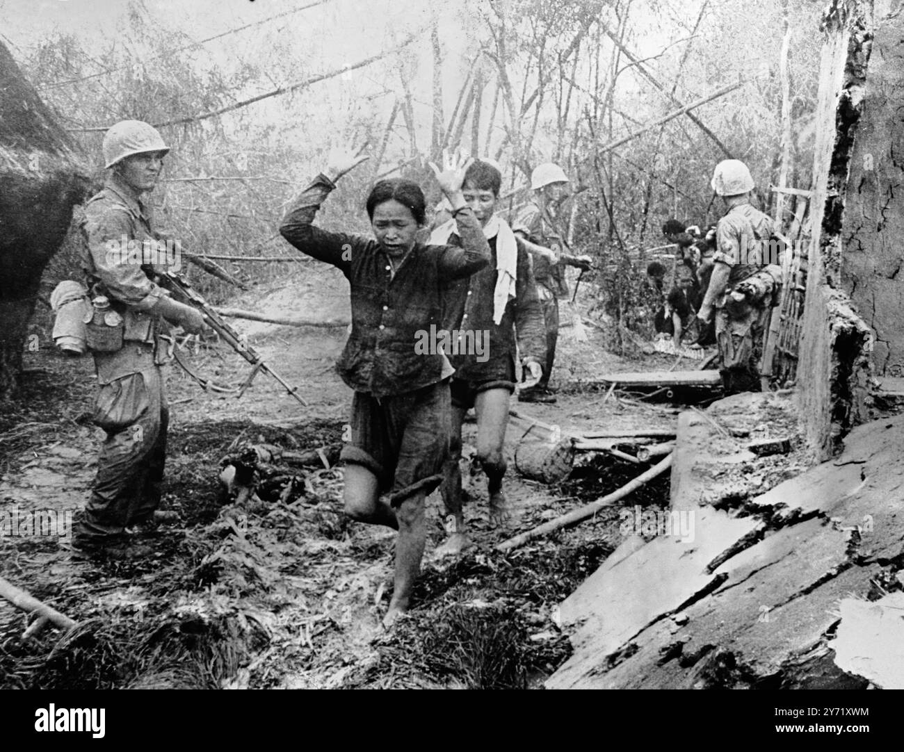Femme suspecte. Qui Nhon, Sud-Vietnam : les marines des États-Unis font passer des suspects Viet Cong - dont une femme - à travers les décombres d'un village au nord de qui Nhon alors qu'ils balayent la zone dans une opération de nettoyage. Le plan maritime à plusieurs volets a été conçu pour sécuriser le périmètre autour de leur base côtière dans les Highlands. 10 septembre 1965 Banque D'Images Femme suspecte. Qui Nhon, Sud-Vietnam : les marines des États-Unis font passer des suspects Viet Cong - dont une femme - à travers les décombres d'un village au nord de qui Nhon alors qu'ils balayent la zone dans une opération de nettoyage. Le plan maritime à plusieurs volets a été conçu pour sécuriser le périmètre autour de leur base côtière dans les Highlands. 10 septembre 1965 Banque D'Images