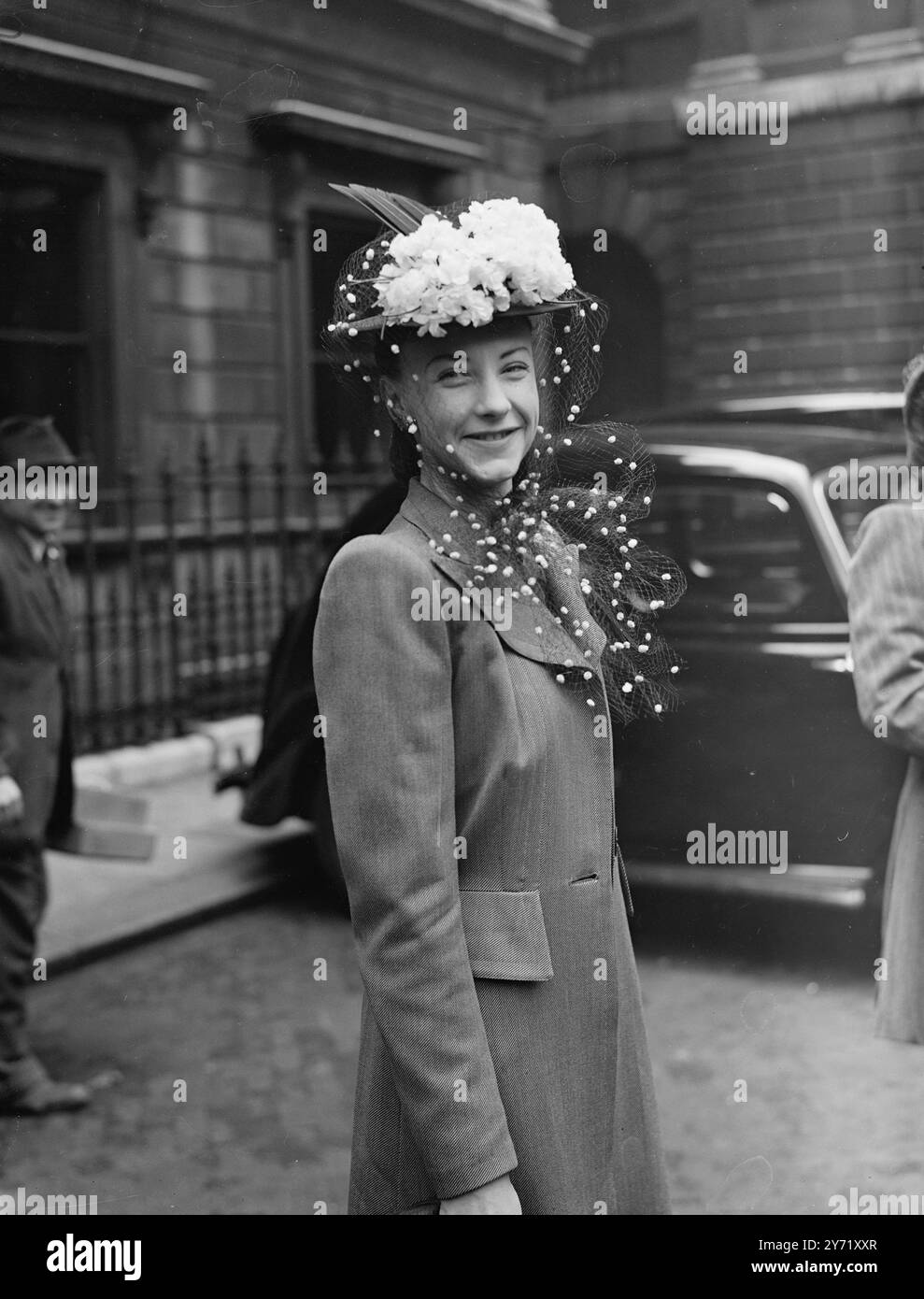 VUE PRIVÉE : NOUVEAU LOOK Un visiteur à la mode à la journée de vue privée à la Royal Academy était Miss Mary Mackenzie de Londres. Elle portait l'un des plus récents plaisanciers floraux de printemps , tenue avec un voile à moteur à grandes taches attaché sous le menton . 29 avril 1948 Banque D'Images