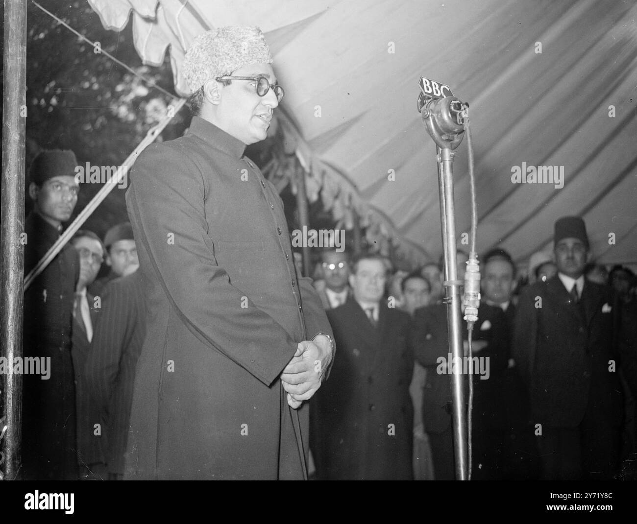 PRIÈRES POUR MR. JINNAH, SERVICE LONDONIEN. Prières pour M. . JINNAH , 71 ans gouverné -général du Pakistan décédé le 11 septembre , a été offert au Centre de culture islamique, Regent's Park , Londres . M. Jinnah est mort avec un mois de la première célébration annuelle du triomphe de l'œuvre de sa vie - la création du Dominion du Pakistan . IMAGES MONTRENT:- le Haut Commissaire pour le Pakistan à Londres, Habib Ibrahim Rahimtoola, s'exprimant au service de M. Jinnah au Centre culturel islamique , Londres . 13 septembre 1948 Banque D'Images