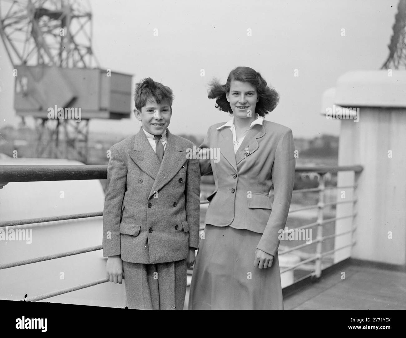 LES ENFANTS DE LORD ALEXANDER ARRIVENT DU CANADA . L'hon. SHANE et ROSE ALEXANDER , fils et fille du maréchal vicomte Alexander , gouverneur général du Canada , étaient à bord du Cunard White Star Liner ' Mauretania ' lorsqu'il a accosté à Southampton . IMAGES MONTRENT:- Shane et Rose cherchant heureux d'être de retour en Angleterre à nouveau. Ils sont vus sur le pont avant de débarquer. 22 septembre 1948 Banque D'Images