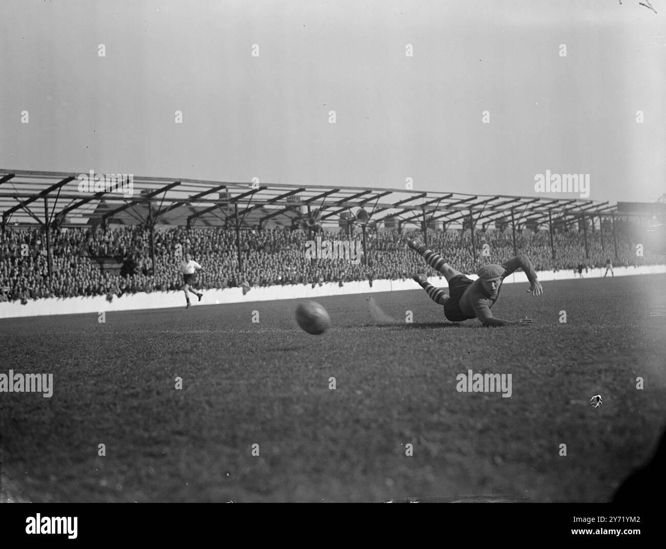 FOOTBALL . WEST HAM V TOTTENHAM HOTSPUR . L'IMAGE MONTRE:- GREGORY , le gardien de but de West Ham , plongée pour sauver lors d'une attaque par les Spurs à Upton Park . Septembre 25 1948 Banque D'Images
