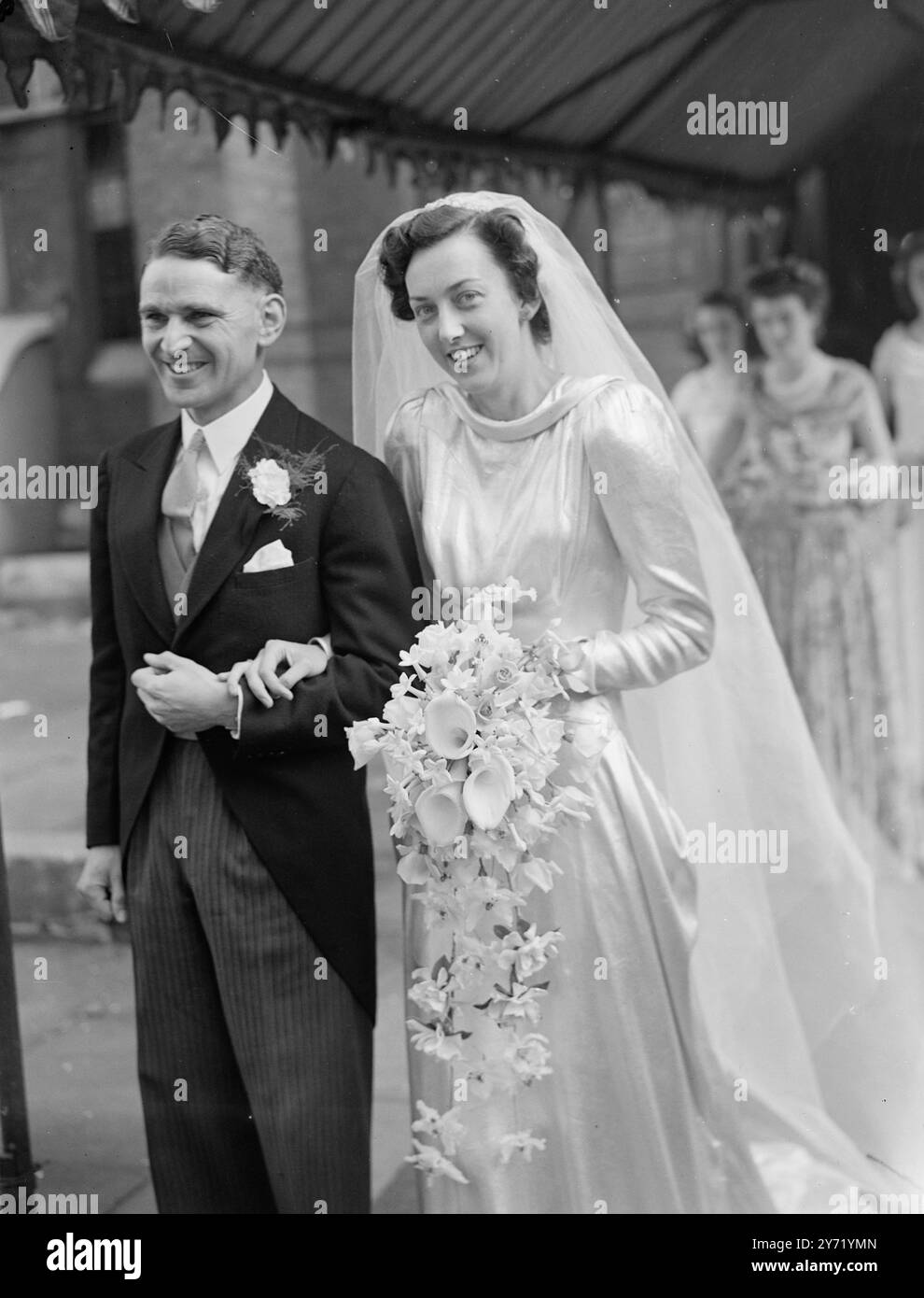 LA FILLE DU VICE-MARSHAL DE L'AIR SE MARIE. Mlle Mary Kelly , fille du vice-marshal de l'air T.J.KELLY, de Newmarket , et du Hall, Killarney , Co Kerry , était marié au Dr . William DRAYSON BURGESS MAILE , de Guy's Hospital et Hill-End, Woking , Surrey , à l'église notre-Dame des victoires, Kensington , Londres. Pendant la guerre , le Dr Maile a servi avec la Birmanie de R.A.F.in et l'extrême-Orient . IMAGES MONTRENT:- Dr Maile et sa mariée , qui porte une robe et une robe de tête attrayantes , quittant l'Église après leur mariage à Londres . Septembre 25 1948 Banque D'Images