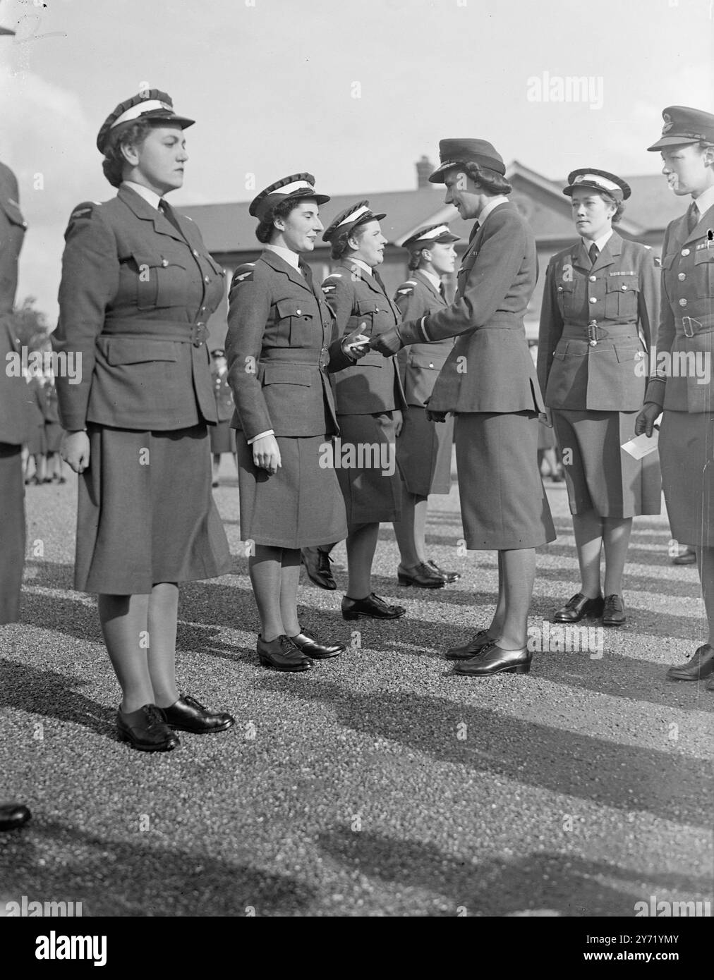 W.A.A.F. O.C.T.U. DÉFILÉ D'ÉVANOUISSEMENT. - - - - Le défilé d'évanouissement de la première unité de formation des officiers de la W.A.A.F. d'après-guerre a eu lieu à la station R.A.F. , le personnel de la station Hawkinge a vu les cadets réussis présentés avec leurs lettres de nomination au grade de commissionnaire par le commandant de l'Air D.W.A.A.F. F.H. Hanbury , M.B.E.le meilleur cadet a reçu un certificat de mérite . - - - - IMAGES MONTRE :- Air commandant M.B.E. , présentant des lettres de nomination à l'un des cadets lors de la parade d'évanouissement . - - - - 21 septembre 1948 Banque D'Images