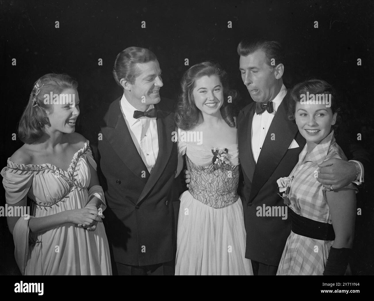 'CETTE RACE HEUREUSE' pris dans une ambiance festive pendant le film Ball au Royal Albert Hall , Londres , sont ( de gauche à droite) SALLY ANNE HOWES, DANA ANDREWS, SHIRLEY MAYCOCK, STEWART GRANGER, -la vie et l'âme de la fête et JEAN SIMMONS . 23 septembre 1948 Banque D'Images