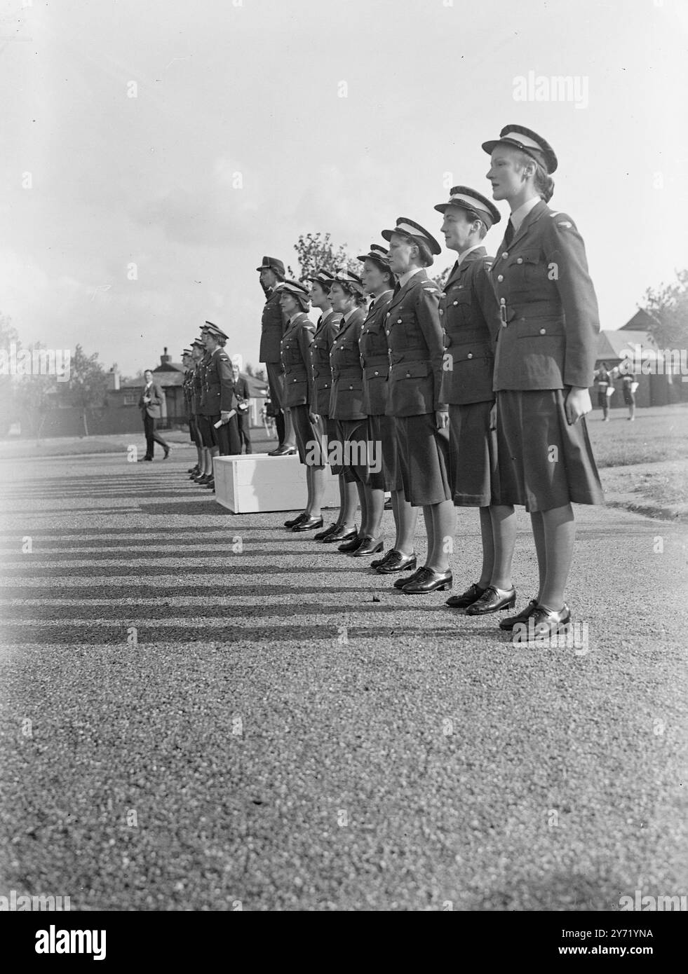W.A.A.F. O.C.T.U. DÉFILÉ D'ÉVANOUISSEMENT. - - - - Le défilé d'évanouissement de la première unité de formation des officiers de la W.A.A.F. d'après-guerre a eu lieu à la station R.A.F. , le personnel de la station Hawkinge a vu les cadets réussis présentés avec leurs lettres de nomination au grade de commissionnaire par le commandant de l'Air D.W.A.A.F. F.H. Hanbury , M.B.E.le meilleur cadet a reçu un certificat de mérite . - - - - PHOTOS MONTRE :- les Cadets alignés le long de la base de salutation et le commandant de l'Air Hanbury prend le salut , alors que le reste de l'unité marche devant . - - - - 21 septembre 1948 Banque D'Images