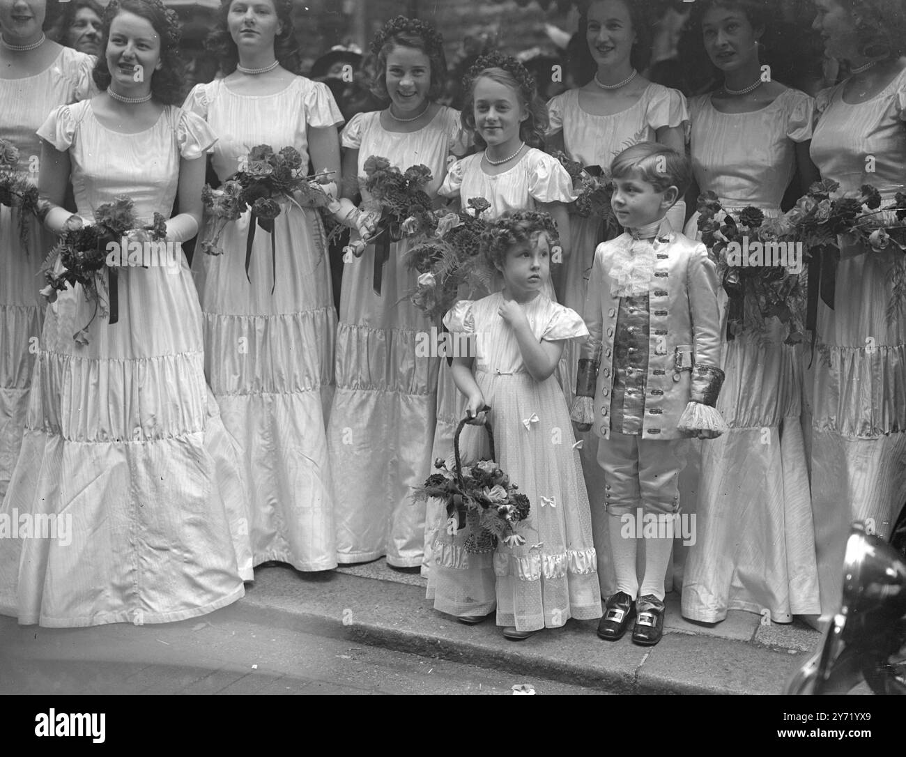 SA ROBE DE MARIÉE ÉTAIT celle DE GRAND-MÈRE lorsque Miss SUSAN MARY DOROTHY GROTTE, âgée de 20 ans, était mariée à M. Arthur David Petri à James's Church , Spanish place , Londres . Elle portait la robe de mariée de sa grand-mère , qui la portait pour son mariage il y a 54 ans . Mlle Cave portait également le voile de son arrière-arrière-grand-mère , la cinquième génération de sa famille à le porter. Mlle Cave est la petite-fille de M. . Caverne C.J.P., autorité en météorologie, astronomie et archéologie . L'IMAGE MONTRE:- Une page dans les demoiselles pittoresques qui étaient présentes au mariage. Septembre 29 1948 Banque D'Images