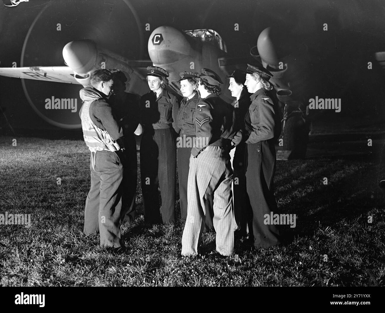 'TERRIER' W.A.A.F.'S EN UNIFORME. Des filles de tous horizons passent leurs moments libres à un camp d'été annuel à la station R.A.F. , à Norfolk , où elles exercent tous les types d'emplois en lien avec la défense aérienne . Ils sont membres des unités de défense aérienne de la Royal Auxiliary Air Force et de la réserve W.A.A.F. et ont joué un rôle important dans les récents exercices aériens. L'IMAGE MONTRE:- Flight-Liet. Constatation concernant les filles exactement ce qui s'est passé après qu'ils lui aient donné l'indication de l'endroit où se trouvait l'avion «ennemi» . 24 septembre 1948 Banque D'Images