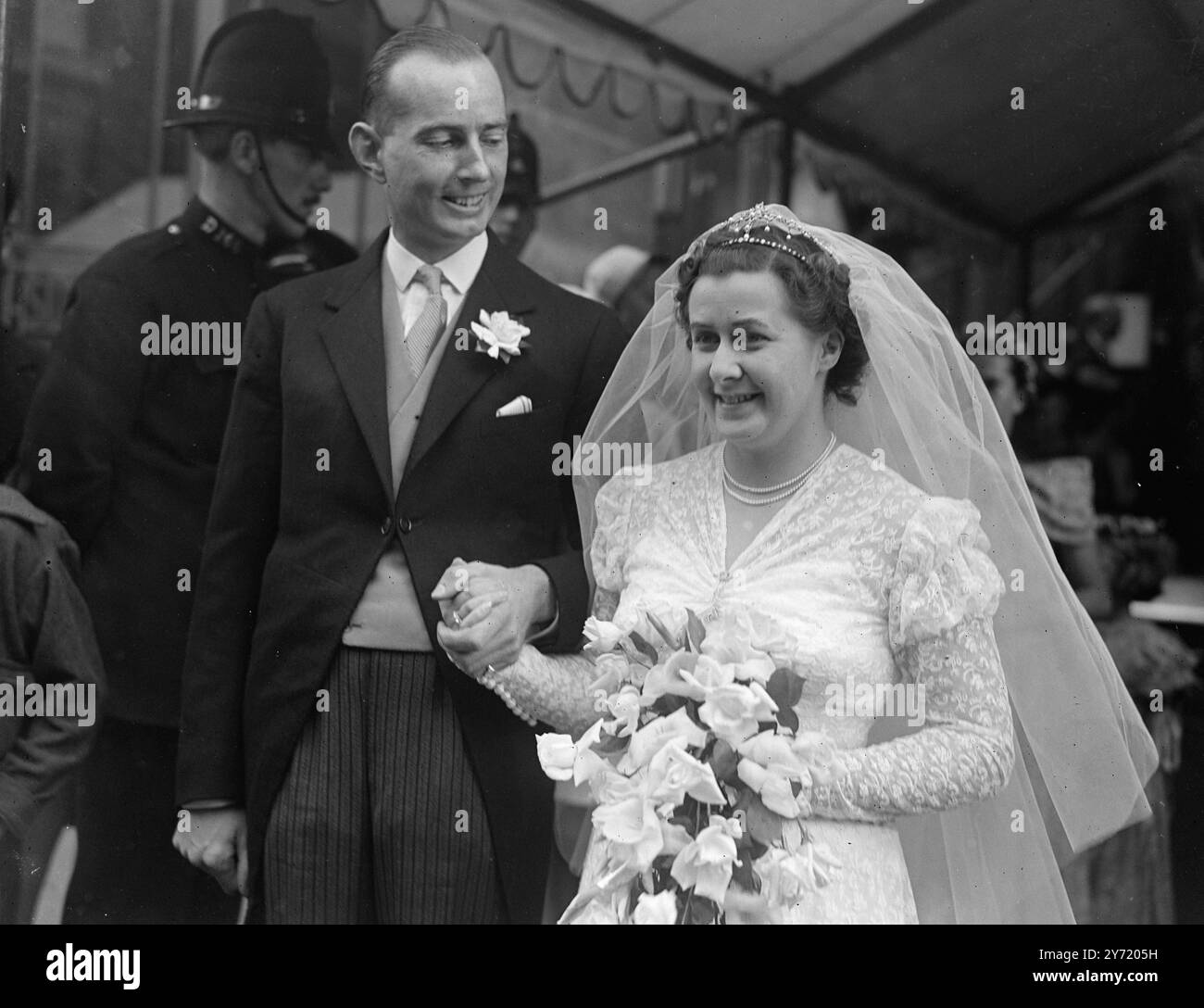 MAISON DE MAÎTRE ROMANCE MISS . PATRICIA WELLS, fille de 25 ans du lord maire de Londres, Sir Frederick Wells- qui succédera à Sir George Aylwen comme lord maire en novembre- était mariée à Mr. ALAN P. GREENAWAY , fils cadet d'un ancien lord maire, Sir Percy W Greenway à St. L'église de Michael Cornhill , Londres . 2 octobre 1948 Banque D'Images MAISON DE MAÎTRE ROMANCE MISS . PATRICIA WELLS, fille de 25 ans du lord maire de Londres, Sir Frederick Wells- qui succédera à Sir George Aylwen comme lord maire en novembre- était mariée à Mr. ALAN P. GREENAWAY , fils cadet d'un ancien lord maire, Sir Percy W Greenway à St. L'église de Michael Cornhill , Londres . 2 octobre 1948 Banque D'Images