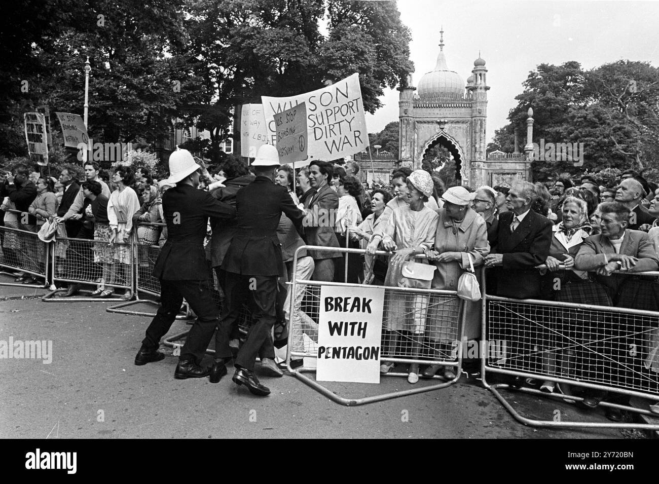 Manifestation à l'extérieur du Dôme , Brighton , Sussex une manifestation contre la guerre du Vietnam a éclaté à l'extérieur du Dôme à Brighton , où se tenait la congrégation de l'Université du Sussex pour l'installation du Chancelier et la remise des diplômes. Des vacanciers âgés (au centre) ont regardé la police se battre avec les porte-banderoles. Le premier ministre britannique Harold Wilson était parmi ceux qui ont été faits docteur en droit lors de la cérémonie. 13 juillet 1966 Banque D'Images