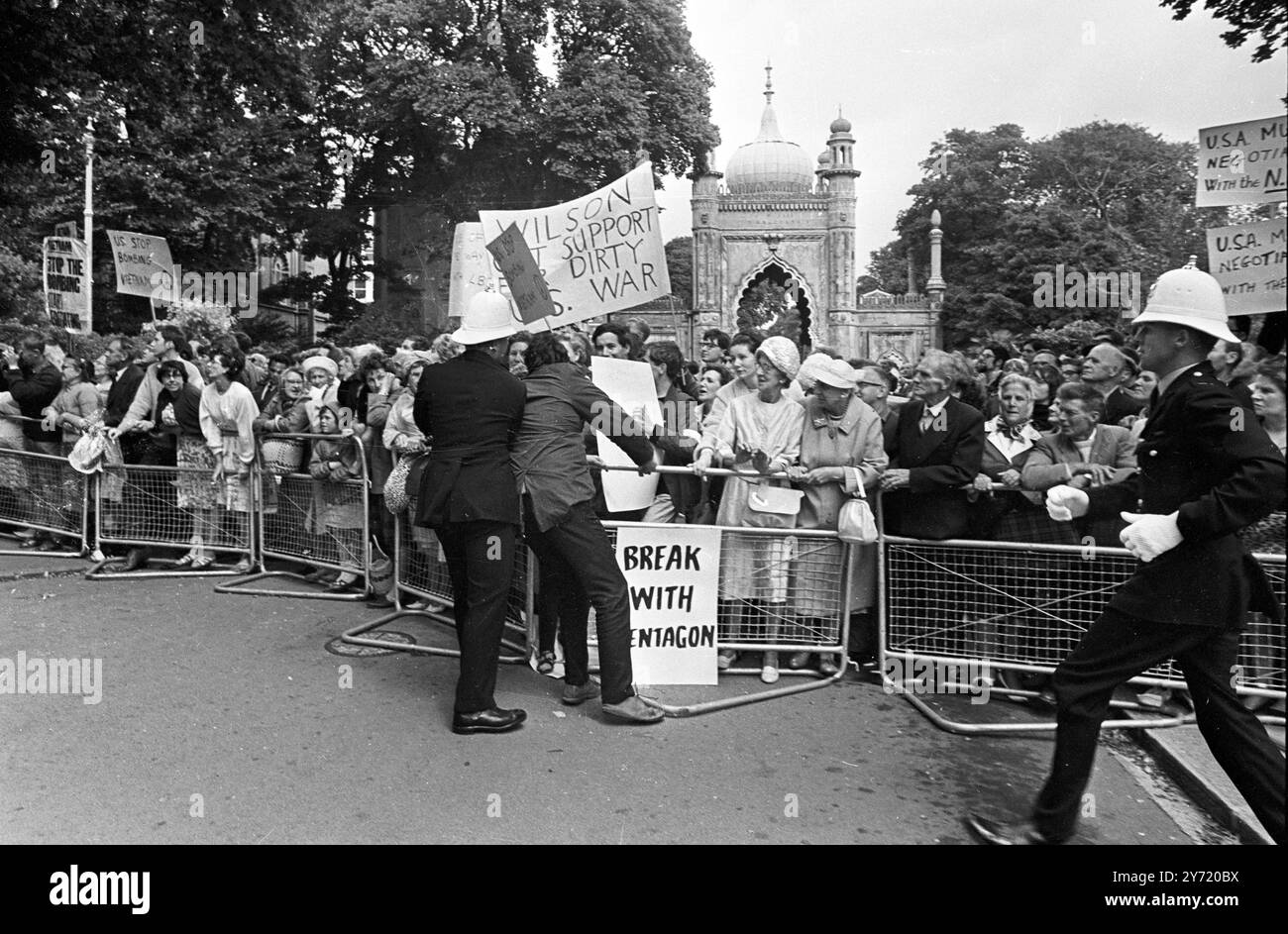 Manifestation à l'extérieur du Dôme , Brighton , Sussex une manifestation contre la guerre du Vietnam a éclaté à l'extérieur du Dôme à Brighton , où se tenait la congrégation de l'Université du Sussex pour l'installation du Chancelier et la remise des diplômes. Des vacanciers âgés (au centre) ont regardé la police se battre avec les porte-banderoles. Le premier ministre britannique Harold Wilson était parmi ceux qui ont été faits docteur en droit lors de la cérémonie. 13 juillet 1966 Banque D'Images