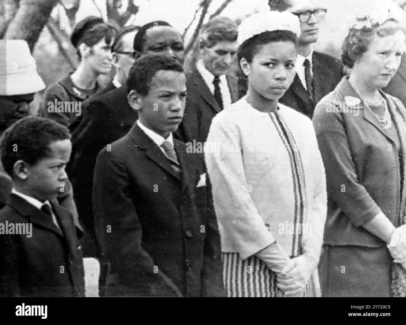 Gaberones , Bechuanaland : moment de fierté pour Ruth Khama Ruth Khama , à droite , anciennement Miss Ruth Williams , dactylographe à Lloyd's de Londres , qui a épousé Seretse Khama en 1948 , est montré ici le 23 septembre regardant son mari être fait Chevalier Commandeur de l'ordre de l'Empire britannique . L'investiture a été tenue par Sir Hugh Norman-Walker au nom de la reine. Regardant de gauche à droite sont Ruth et Seretse 's Children, Anthony (9) ; Ian (12) et Jacqueline (16). Sir Seretse , actuellement premier ministre du Bechuanaland, deviendra président lorsque le pays deviendra la République du Botswana le 3 Banque D'Images