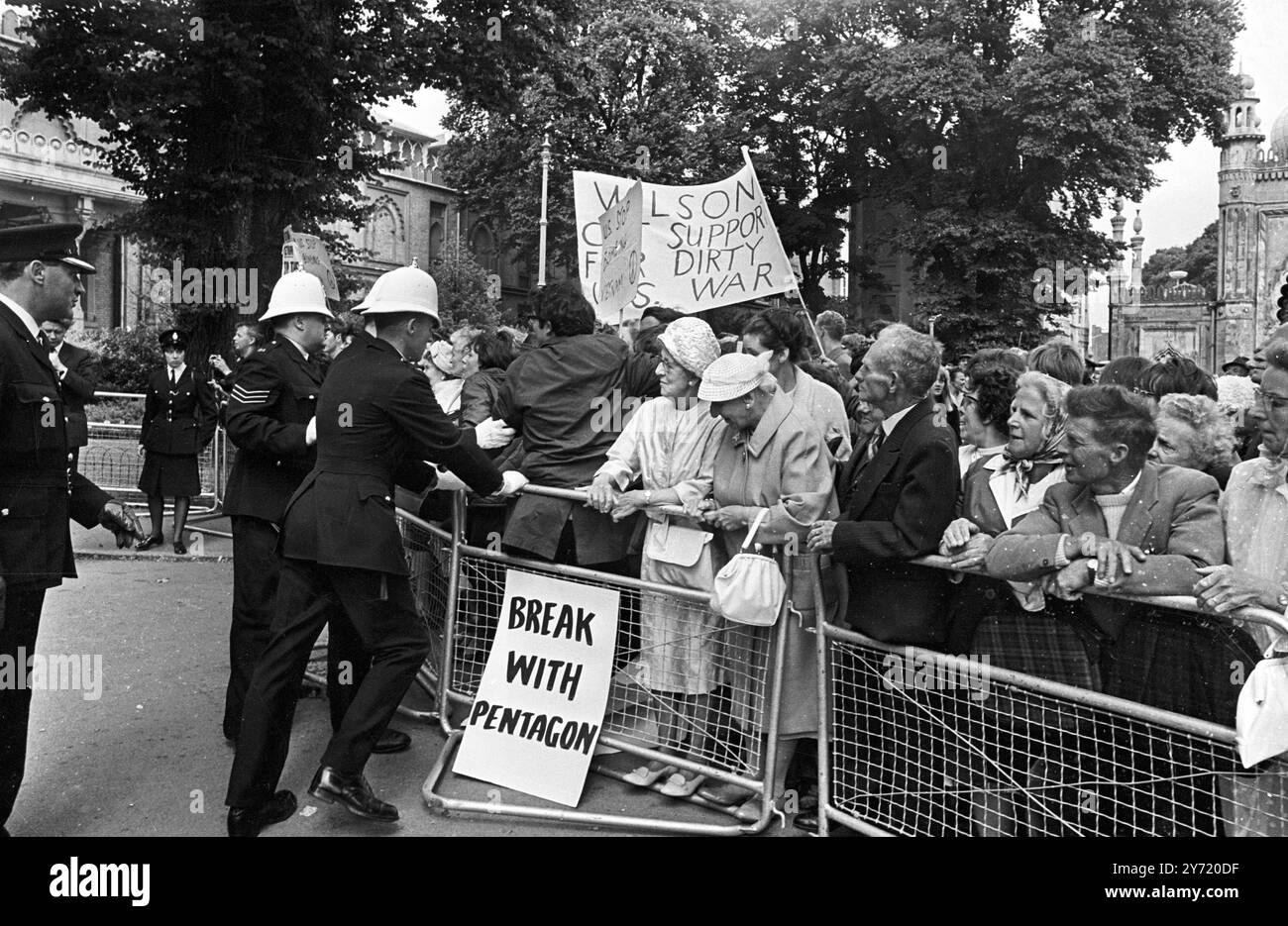 Manifestation à l'extérieur du Dôme , Brighton , Sussex une manifestation contre la guerre du Vietnam a éclaté à l'extérieur du Dôme à Brighton , où se tenait la congrégation de l'Université du Sussex pour l'installation du Chancelier et la remise des diplômes. Des vacanciers âgés (au centre) ont regardé la police se battre avec les porte-banderoles. Le premier ministre britannique Harold Wilson était parmi ceux qui ont été faits docteur en droit lors de la cérémonie. 13 juillet 1966 Banque D'Images