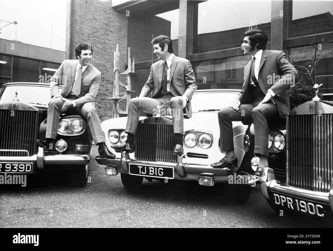 Les meilleurs chanteurs (G) Tom Jones et (d) Engelbert Humperdinck accompagnent leur manager Gordon Mills, à cheval sur leur trio de Rolls Royces devant Elstree Studios. 5 février 1969 Banque D'Images