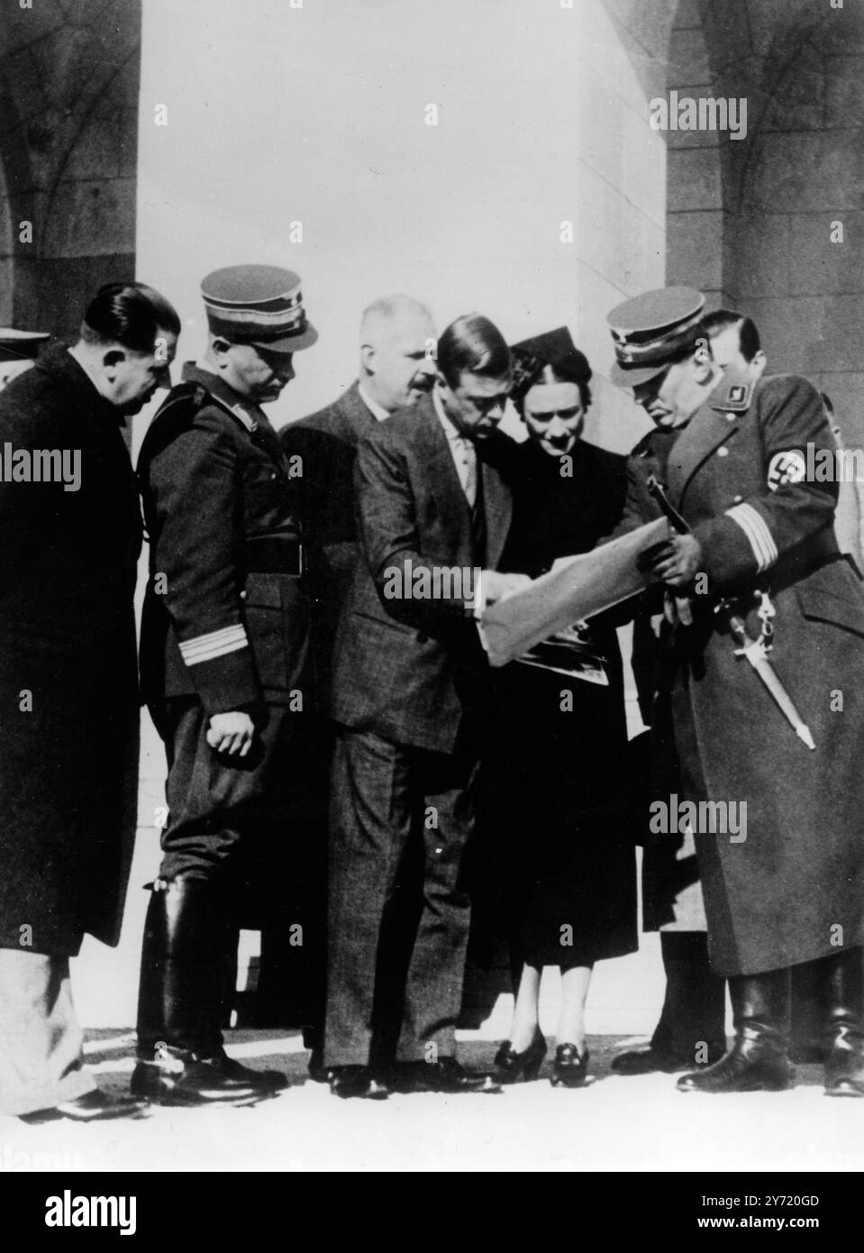 Duc et duchesse de Windsor à Nuremberg. Poursuivant leur tournée allemande, le duc et la duchesse de Windsor visitent Nuremberg, lieu du congrès annuel du parti nazi, où ils passent une journée bien remplie. Leur inspection comprenait de nouveaux bâtiments du Congrès nazi. Il a été rapporté que Herr Julius Streicher, gouverneur de Franconie et leader antisémite notoire, prolongeait ses vacances en Italie afin d'éviter une rencontre avec le duc et la duchesse. Streicher avait fait des allégations au moment de l'abdication que la duchesse avait du sang juif. Spectacles de photos : le duc et la duchesse de Windsor étudient un plan Banque D'Images