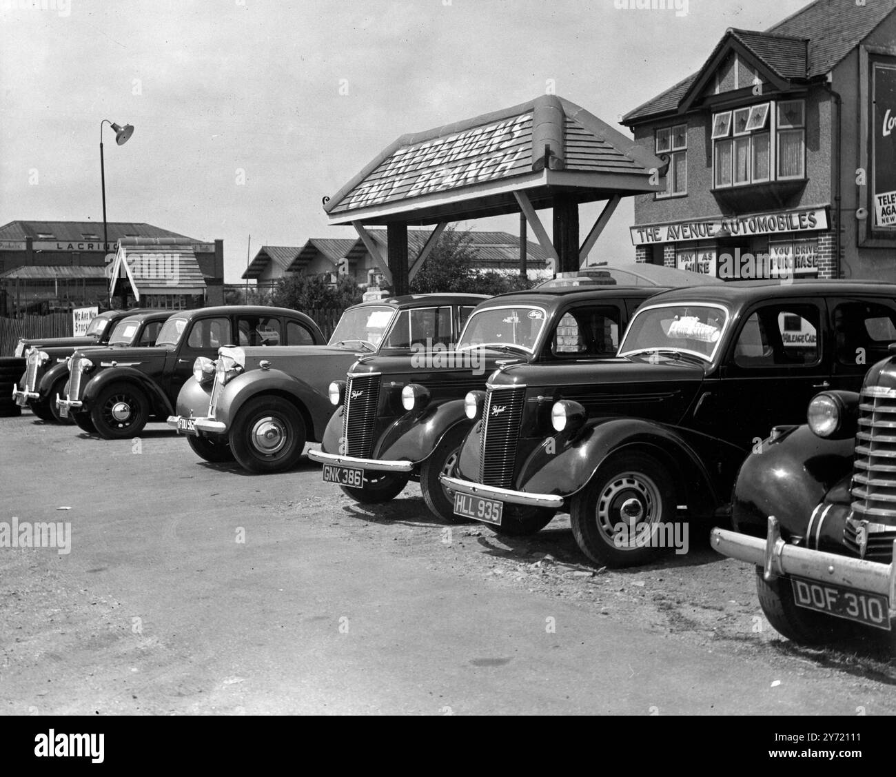 Voitures neuves à vendre au double du prix du fabricant. Un garage dans l'Essex s'est transformé en un salon de l'automobile, où des voitures neuves sont proposées au double du prix du constructeur. Toutes les voitures sont d'occasion car elles avaient 300 miles enregistrés sur leurs compteurs de vitesse. Les prix étaient : Austin huit - £595 , Standard douze - £975 , Triumph 1800 - £1650 , Hillman Minx - £725 , Ford Prefect - £690 et une Morris Ten 1945 - £675 . À l'exception de la Morris, ils étaient tous 1946 voitures . Photos : les voitures alignées à l'extérieur du garage dans l'Essex . 30 juin 1946 Banque D'Images
