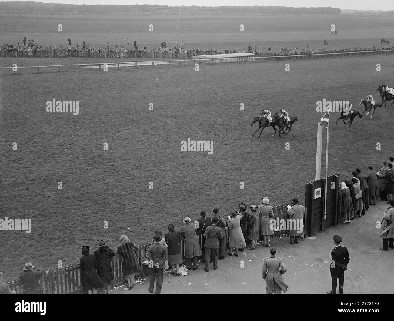 Dans l'une des finales les plus excitantes jamais vues pour les deux mille Guinées, à Newmarket aujourd'hui (mercredi), le Maharaja du cheval de Baroda , ' My Babu ' (Smirke Up) a remporté le premier classique de la saison et £14 142 , le plus gros prix décerné pour une course britannique. Le 'Cobbler' du lieutenant colonel G. Lodder (G. Richards Up) était 2e par une tête, et le 'Pride of India' de M. H. Joel (Brit Up) était à 4 longueurs à la troisième place. L'image montre : - menant le terrain pour gagner les 2000 Guinées à Newmarket aujourd'hui est ' My Babu ', avec Gordon Richards sur le Cobbler proche derrière . Troisièmement, « Pride of India ». 28 Banque D'Images
