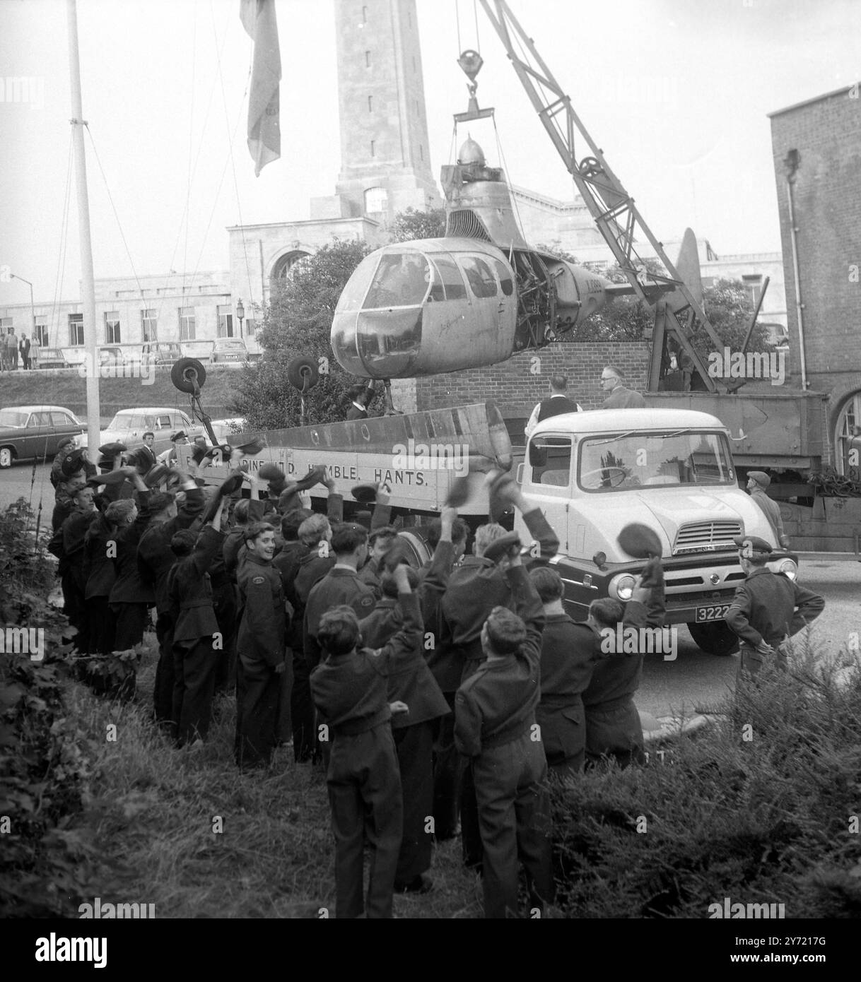 Vu au QG de l'ATC à Southampton , un certain nombre de cadets acclamés regardant le déchargement d'un avion Fairey Gyrodyne qu'ils doivent avoir en prêt de la compagnie d'aviation Fairey pour une période indéterminée à des fins d'entraînement. Il a coûté aux quatre-vingts cadets entreprenants Sixpence de posséder l'avion à réaction à décollage vertical de £500 000. Pour le prix de deux timbres de trois cents, les garçons du 424e escadron ATC ont écrit deux lettres à la compagnie aérienne Westland lorsqu'ils ont découvert que l'avion - le seul hélicoptère de ce genre dans le monde - était inactif et oublié dans un cintre , et leur ont demandé s'ils pouvaient emprunter Banque D'Images