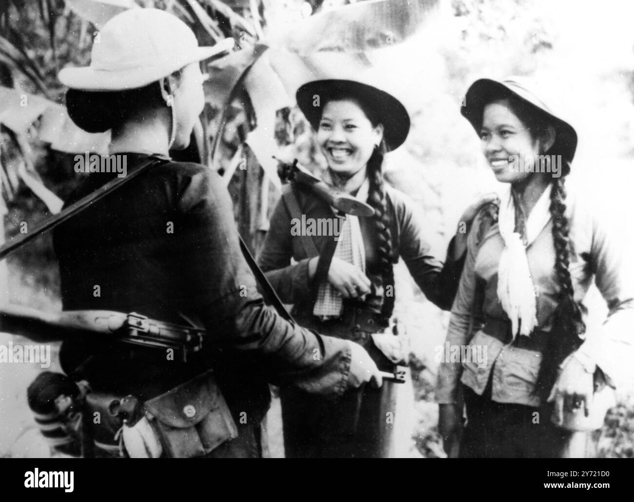 Femmes Viet Cong Vietnam du Sud ; les femmes sud-vietnamiennes qui font partie de l'Armée de libération sud-vietnamienne ( Viet Cong ) se saluent en portant des fusils . Ces femmes sont décrites comme des guérilleros et elles participent activement aux missions de combat. 3 juin 1966 Banque D'Images