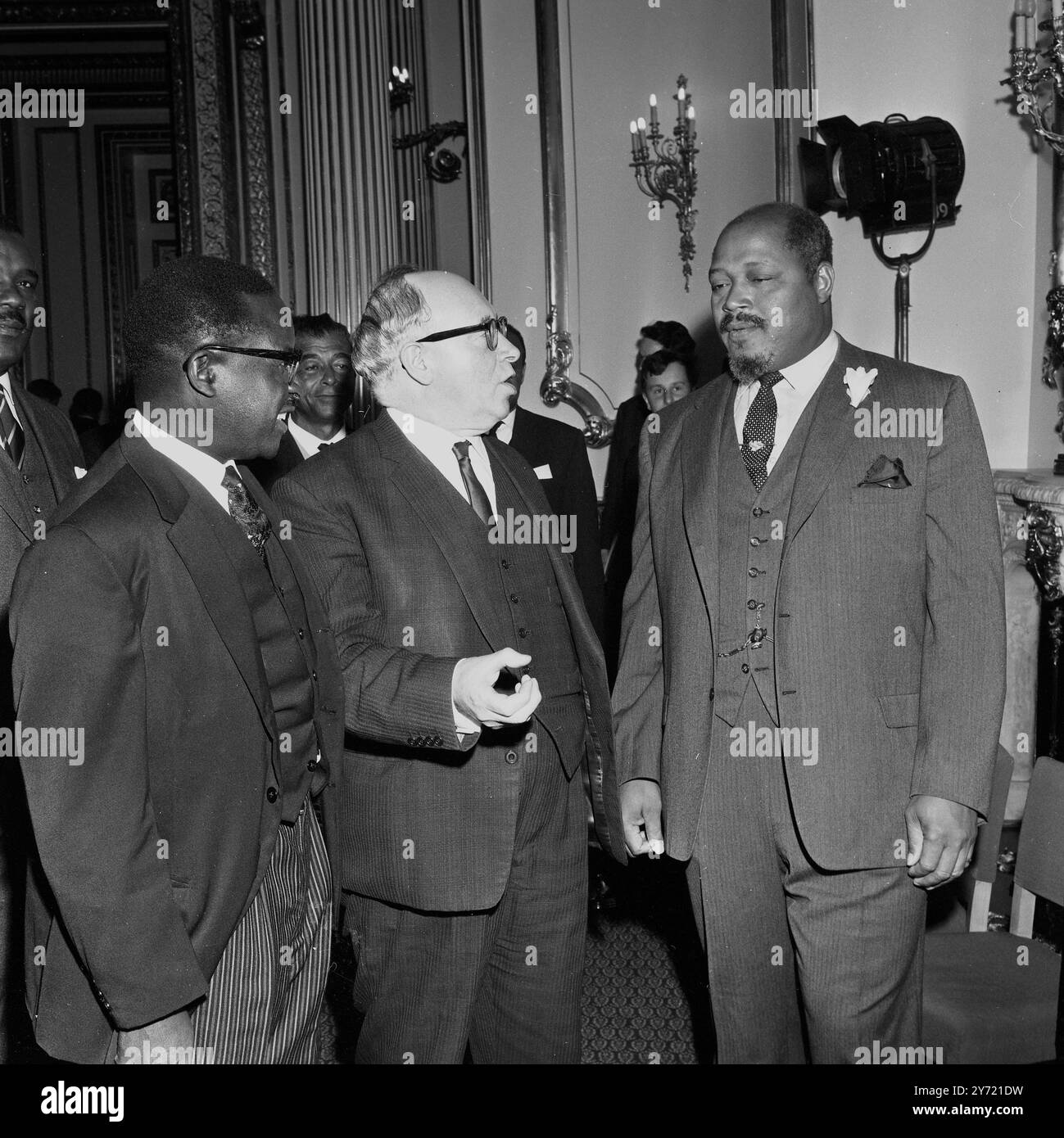 Une conférence constitutionnelle s'est ouverte à Lancaster House , Londres pour mettre fin au statut colonial vieux de trois siècles de Saint-Kitts , Nevis et Anguilla , les îles des Caraïbes orientales dans le groupe sous le vent . Sur la photo, après l'ouverture de la conférence, M. F A Phillips , CVO, Administrateur, St Kitts/Nevis/Anguilla ; M. Fred Lee , Secrétaire d'Etat britannique aux colonies et M. C A Paul Southwell , JP, Ministre en chef. L'île deviendra semi-indépendante et autonome en interne dans une relation spéciale avec la Grande-Bretagne. 12 mai 1966 Banque D'Images