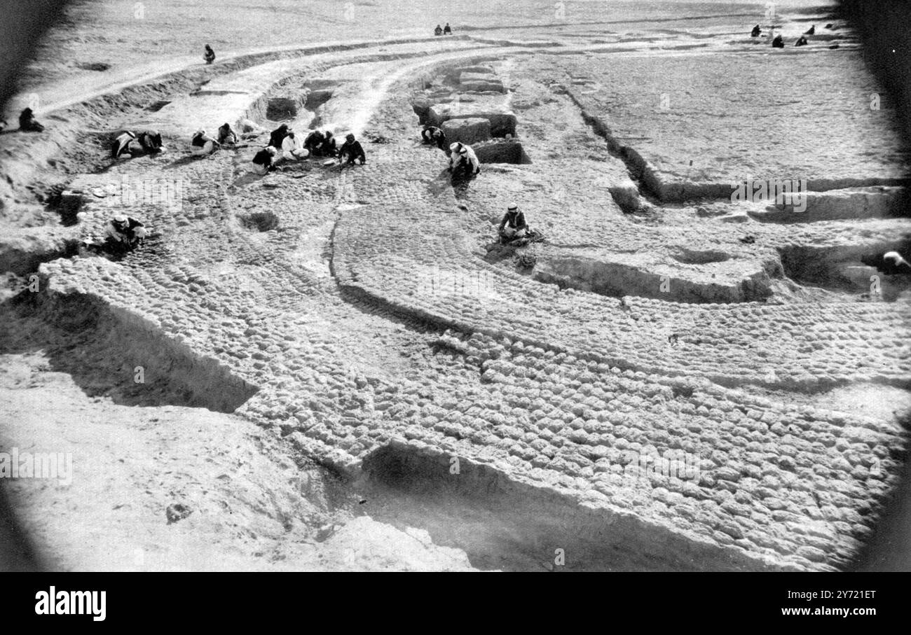 Le temple sumérien de Khafaje - près de 5000 ans le processus lent et minutieux de fouilles à Khafaje : hommes nettoyant brique par brique : vu ici l'extrémité orientale du Temple avec le mur fortifié dénudé à ses cours inférieurs et ses tours , au-delà d'une autre étape dans l'histoire du temple , quand il était peut-être entouré par deux murs de forme ovale , puis à l'intérieur que le mur intérieur entourant la cour du temple , et enfin la grande plate-forme de briques sur laquelle le temple se trouvait . 8 octobre 1932 Banque D'Images Le temple sumérien de Khafaje - près de 5000 ans le processus lent et minutieux de fouilles à Khafaje : hommes nettoyant brique par brique : vu ici l'extrémité orientale du Temple avec le mur fortifié dénudé à ses cours inférieurs et ses tours , au-delà d'une autre étape dans l'histoire du temple , quand il était peut-être entouré par deux murs de forme ovale , puis à l'intérieur que le mur intérieur entourant la cour du temple , et enfin la grande plate-forme de briques sur laquelle le temple se trouvait . 8 octobre 1932 Banque D'Images