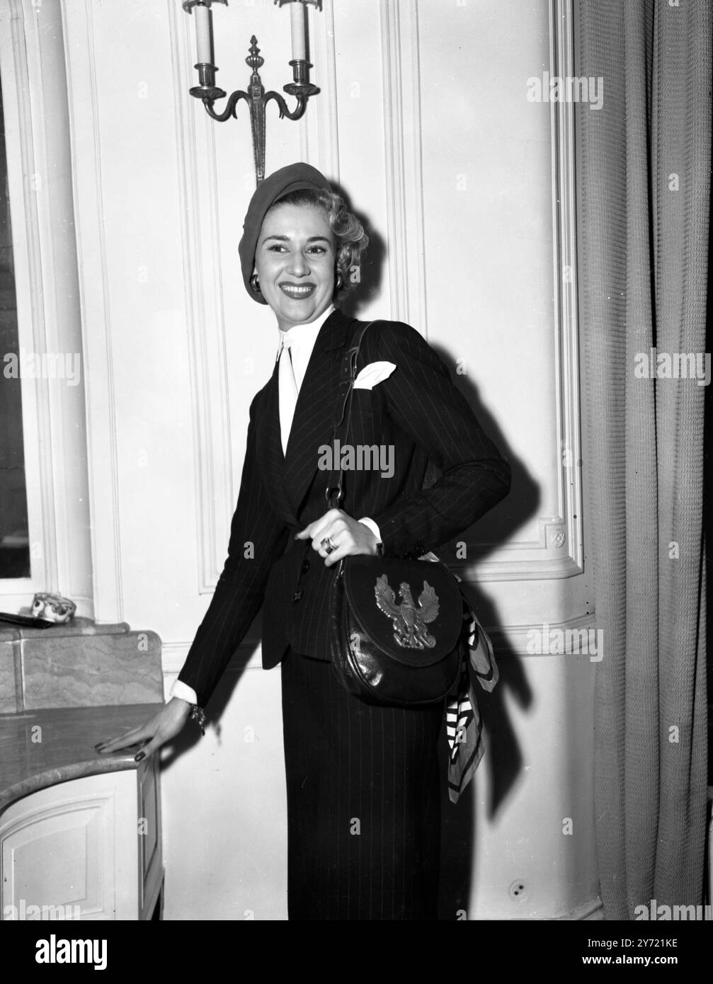 Christian Dior , célèbre chef de mode français et créateur de vêtements , tiendra un spectacle à Londres . Il a brough sept de ses mannequins les plus compétents pour modéliser ses créations. Au Savoy Hotel après son arrivée France , un mannequin français , elle-même une assiette mode dans ses propres vêtements . 24 avril 1950 Banque D'Images