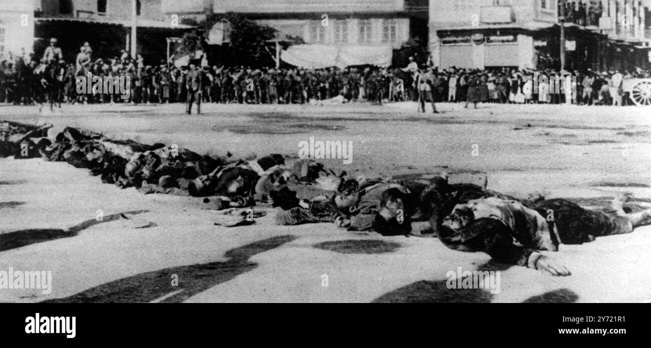 Exposé sur la place Marghi à Damas , après avoir été défilé dans les rues principales à dos de chameau : ' quelques dizaines de cadavres de brigands ' tués par les Français dans les villages voisins . Octobre 1925 Banque D'Images