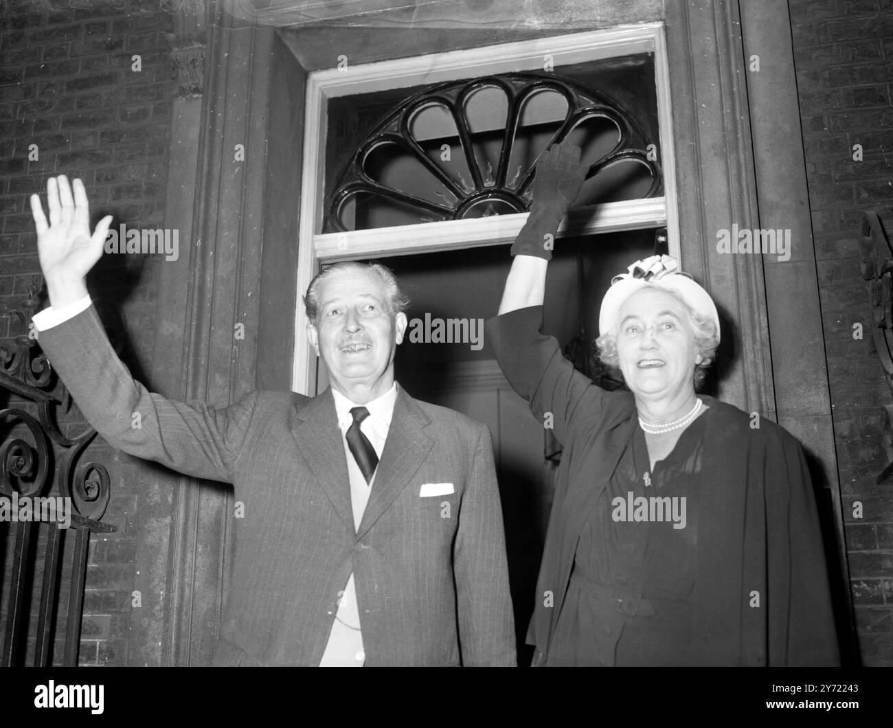 Le premier ministre Harold Macmillan et son épouse Lady Dorothy Macmillan donnent des vagues confiantes en quittant le numéro 10 de Downing Street . Le premier ministre et son épouse se rendent dans sa circonscription de Bromley, dans le Kent, pour entendre les résultats du scrutin du 9 octobre 1959 Banque D'Images