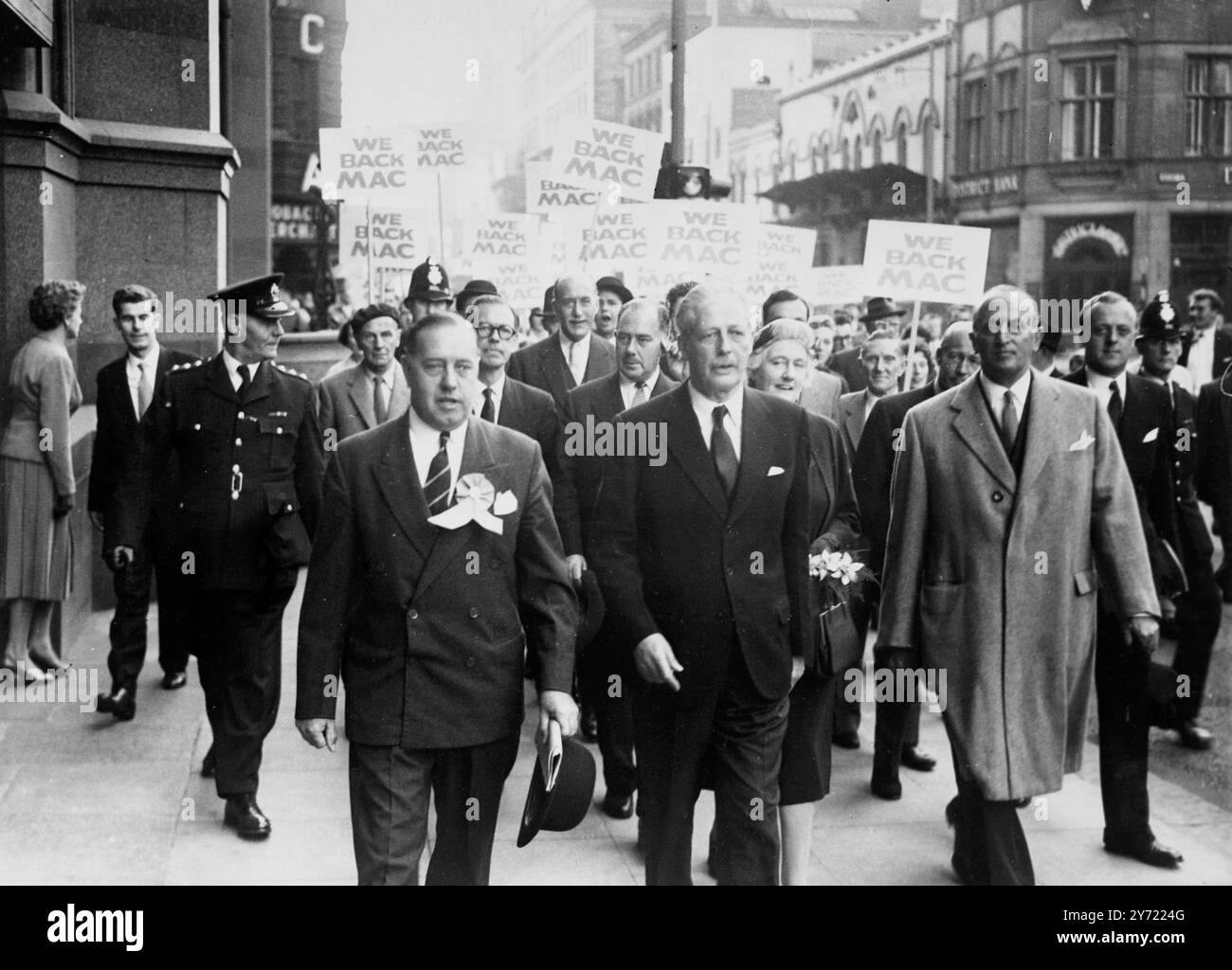 Le premier ministre Harold Macmillan vu quitter Manchester entouré de ses partisans le 23 septembre 1959 Banque D'Images