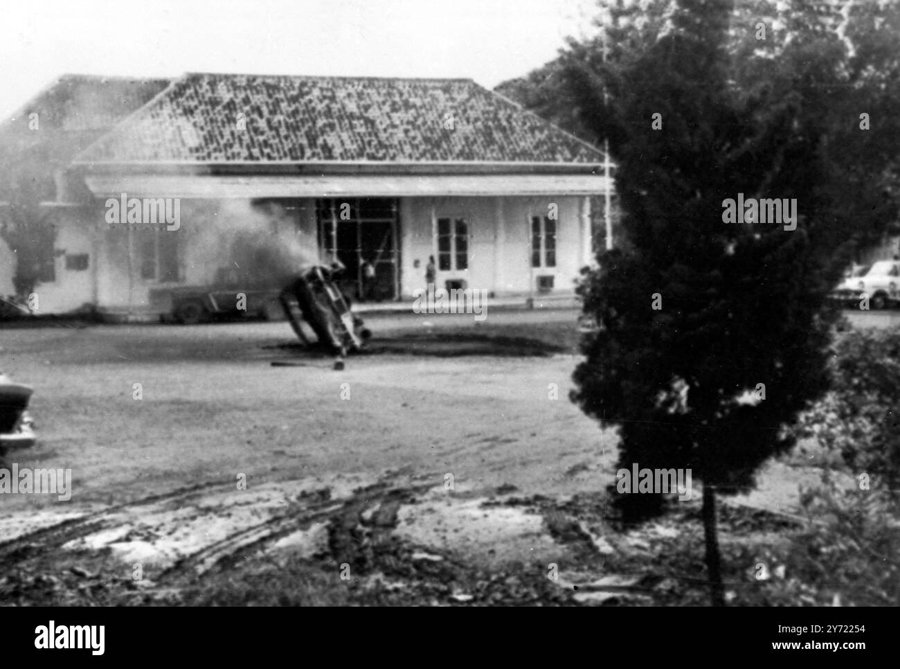 Des étudiants pro-communistes attaquent l'ambassade américaine . Djakarta, Indonésie ; une voiture renversée brûle devant l'ambassade des États-Unis à Djakarta après que des étudiants pro-communistes aient attaqué le bâtiment hier. Selon des rapports parvenus à Singapour, la police et les troupes ont dû séparer les manifestants anticommunistes et pro-communistes après l'attaque contre l'ambassade. Au moins quatre personnes auraient été blessées dans les combats d'hier. Pendant les émeutes, les manifestants anticommunistes se sont emparés du ministère indonésien des Affaires étrangères et ont tiré un feu de camp sur les pupitres , les chaises et les dossiers du gouvernement. 9 mars Banque D'Images