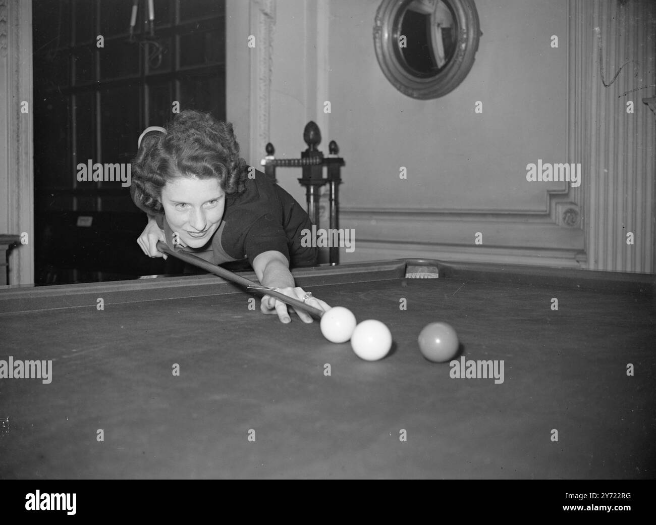 Billard Brunette. Brunette Joyce Gardener, sept fois championne de billard féminin, s'entraîne tranquillement pour reprendre sa « touche » pour les prochains championnats. Joyce est juste sortie de l'hôpital après une opération sévère, et surprend les médecins avec la rapidité de son rétablissement. 25 février 1948 Banque D'Images