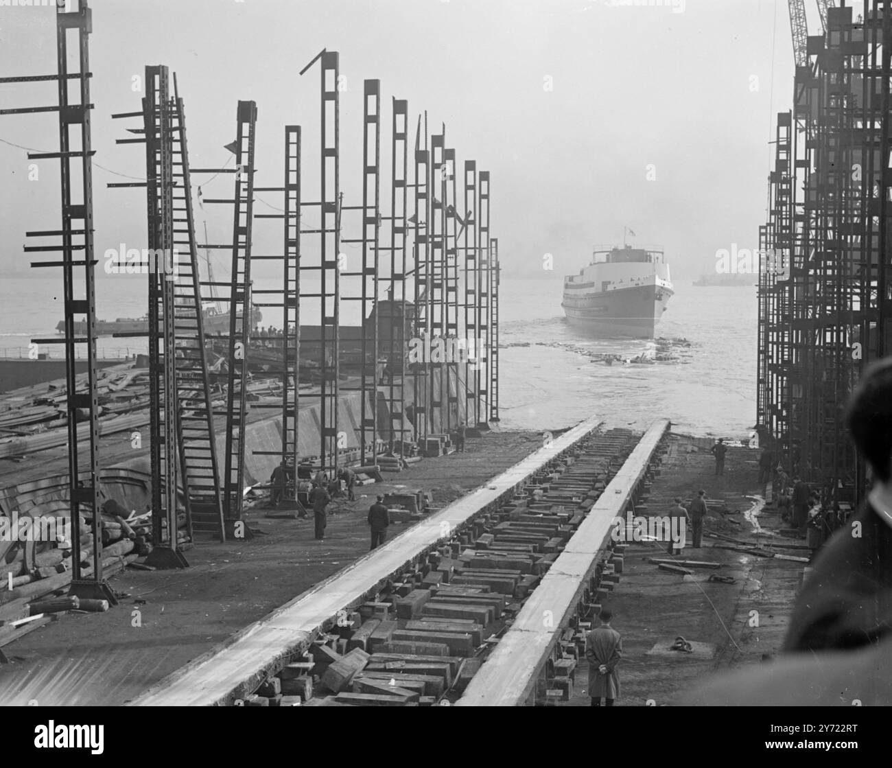 Construit pour le plaisir, le nouveau bateau à vapeur Snaefell de l'Isle of Man Steam Packet Company a été lancé aujourd'hui (jeudi) au Cammell Laird's Yard de Birkenhead. Le navire remplace le navire du même nom perdu en service actif pendant la guerre. Photo montre: "Down the Ways" - le nouveau vapeur Snaefell prend l'eau à son lancement à Birkenhead aujourd'hui (jeudi). 11 mars 1948 Banque D'Images