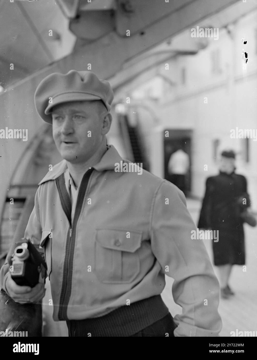 Homme sur la photo arrivant à Southampton à bord du paquebot étoilé Cunard White « Queen Elizabeth » en provenance de New York aujourd'hui. 17 mars 1948. Banque D'Images