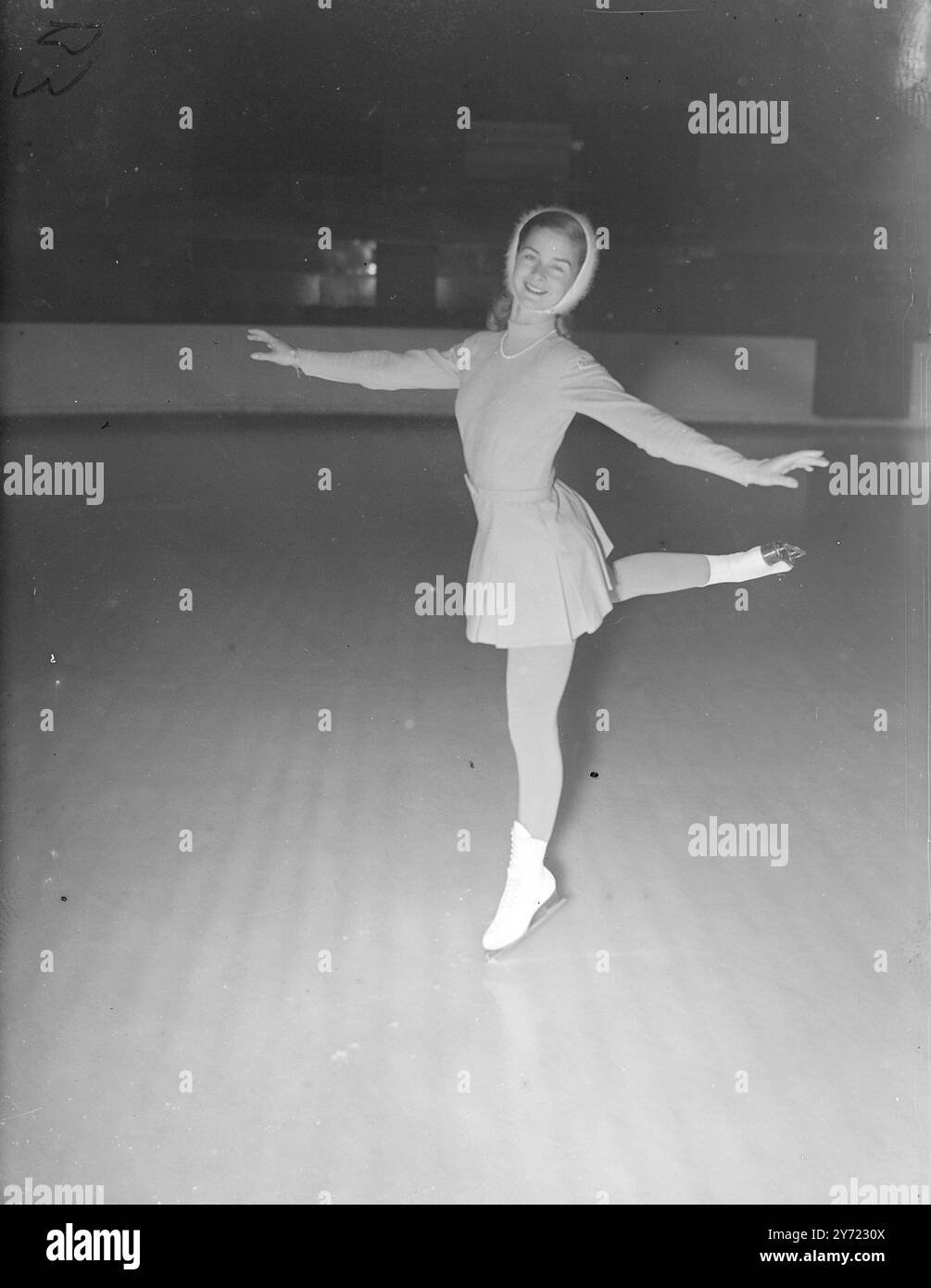 Ailes olympiques à Wembley. "Arrêtée" par la caméra à grande vitesse est Barbara Ann Scott, championne olympique et championne mondiale de patinage artistique du Canada, alors qu'elle donne une exposition à la piscine Empire, à Wembley, ce soir (mercredi). 3 mars 1948 Banque D'Images