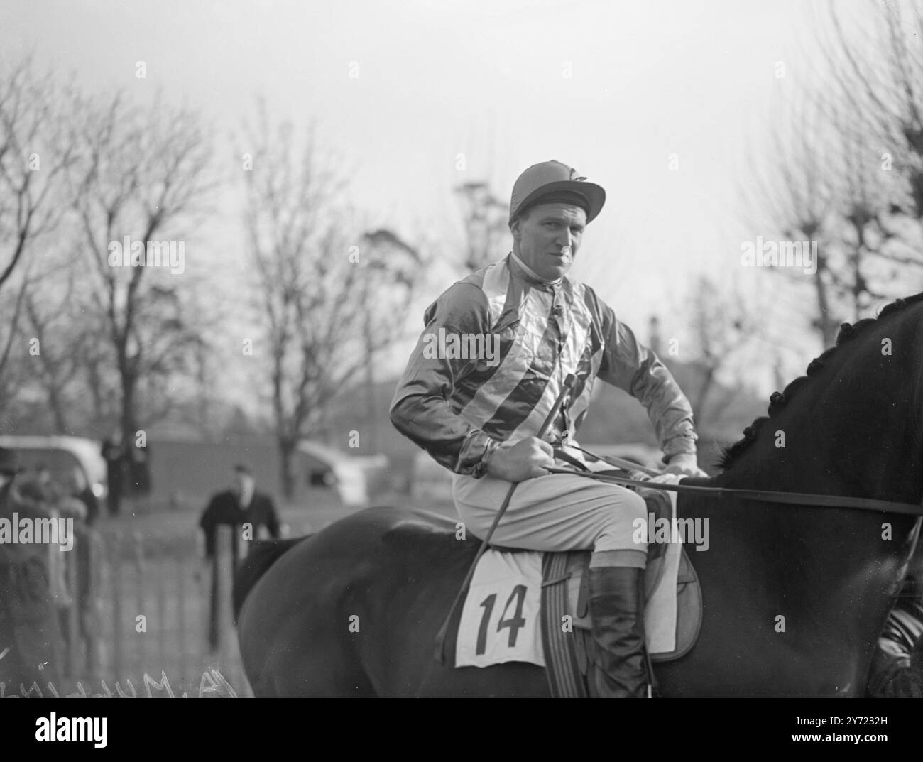 'Chasseur' ascendant A. Mullins, sur la photo ci-dessous, envisage de futures victoires sur les sauts, alors que la saison de chasse nationale entre dans sa foulée. 22 février 1948 Banque D'Images