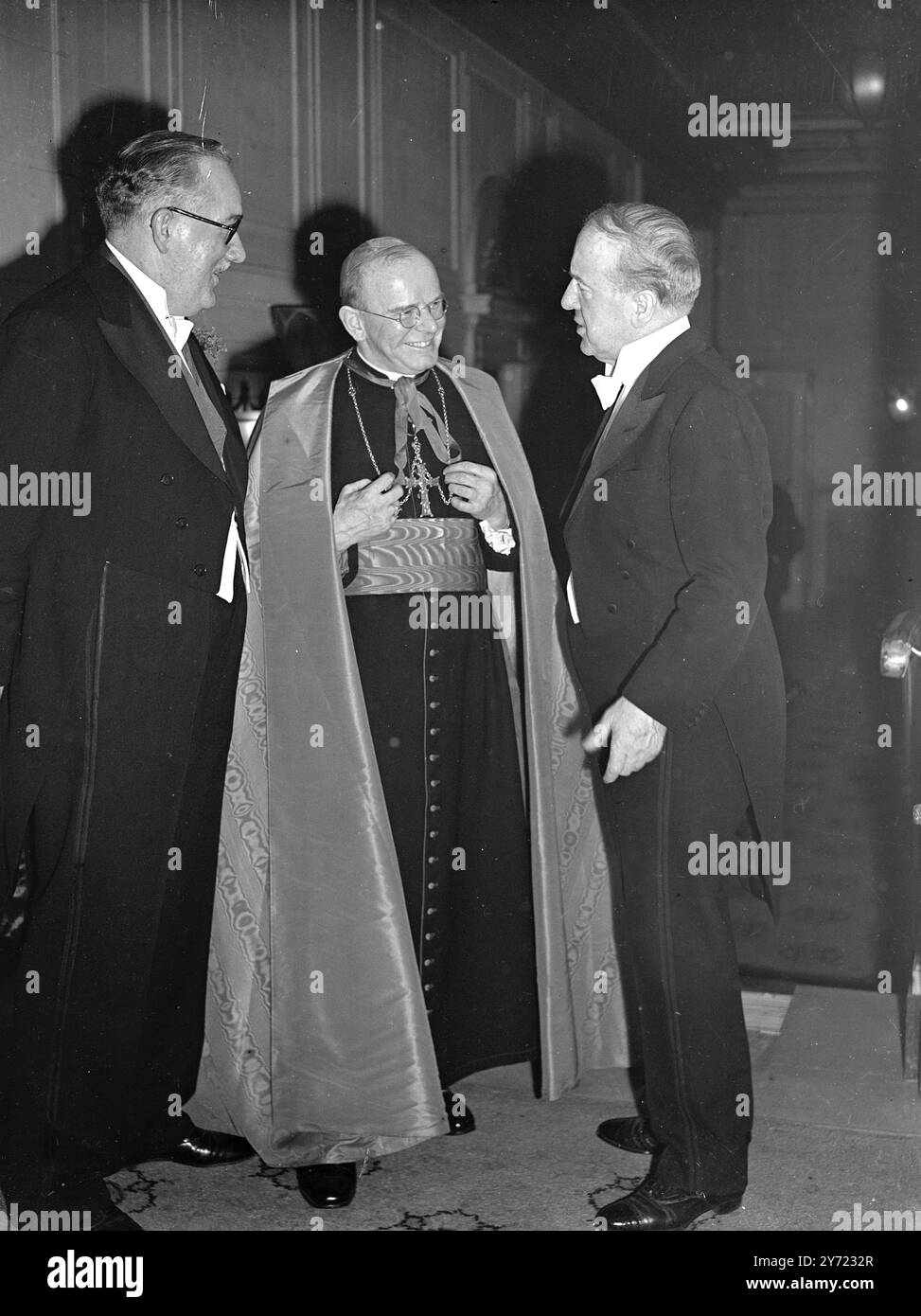 Le dix-neuvième banquet annuel du National University of Ireland Club s'est tenu hier, jour de la Saint Patrick, à l'hôtel Mayfair. Parmi les invités distingués, portait son Eminence Cardinal Griffin, H.E. J. E Dueanty, Haut Commissaire pour l'Irlande ; Professeur M. Tierney, président de l'University College de Dublin, et le professeur T. Bodkin, de l'Institut des Beaux-Arts de Birmingham. Images : Professeur T. Bodkin, de l'Institut des Beaux-Arts de Birmingham, examine le médaillon présidentiel porté par le Dr M. D Nunan, Président du Club, au banquet du Club de l'Université nationale d'Irlande. 1 Banque D'Images