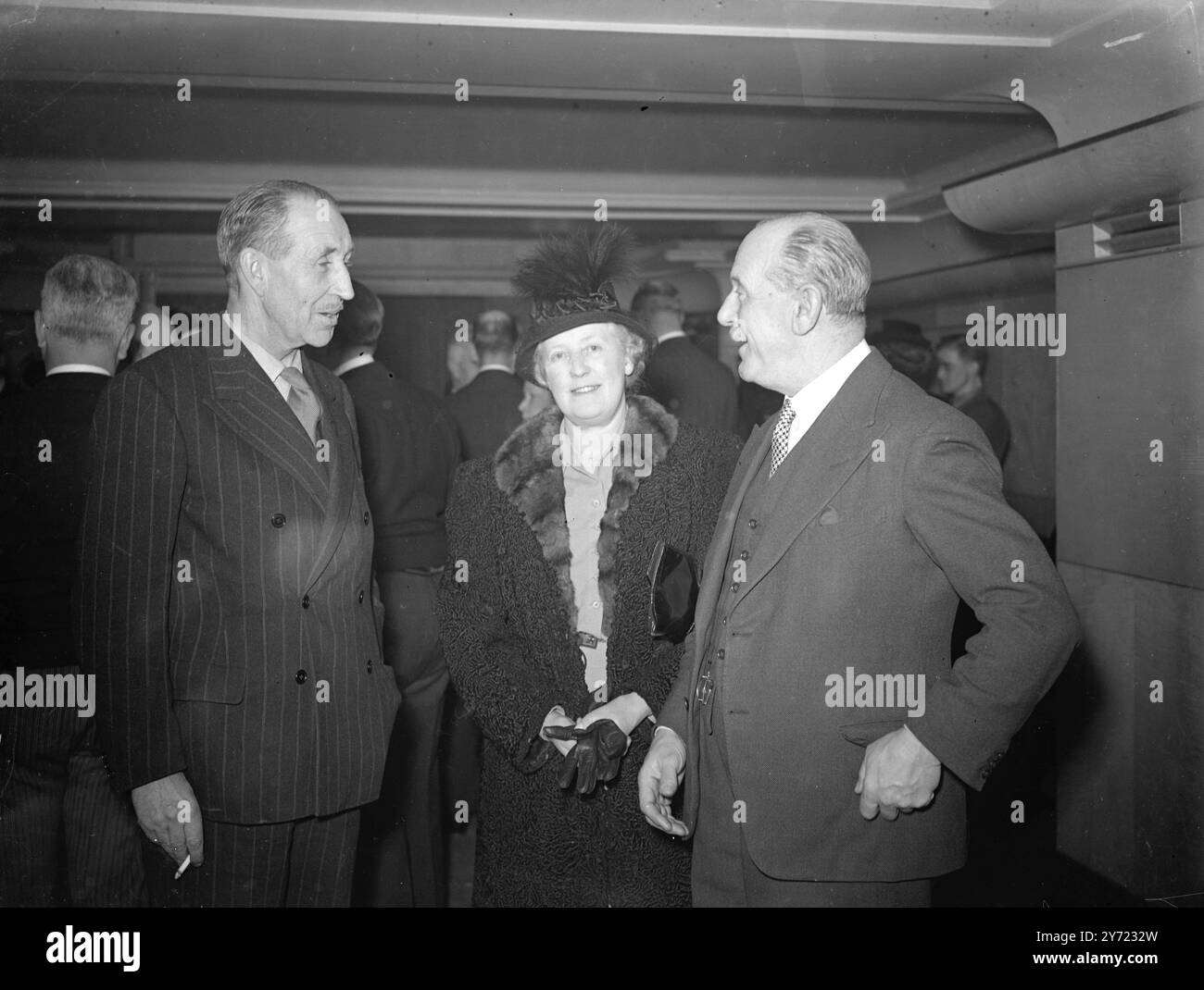 Réception pour Sir Basil Brooke. Des représentants des Dominions étaient parmi les invités à assister à une réception en l'honneur du premier ministre d'Irlande du Nord, le Capt le RT Hon. Sir Basil Brooke, député du BT, à Londres aujourd'hui. La fonction était organisée par le major-général W. Brooke-Purdon, agent du N. Je suis gouvernement à Londres. Photos : de gauche à droite ; - à la réception ce soir sont Sir Basil Brooke ; Mme W. Brooke-Purdon et le major-général Brooke-Purdon profitent d'une conversation informelle. 24 février 1948 Banque D'Images