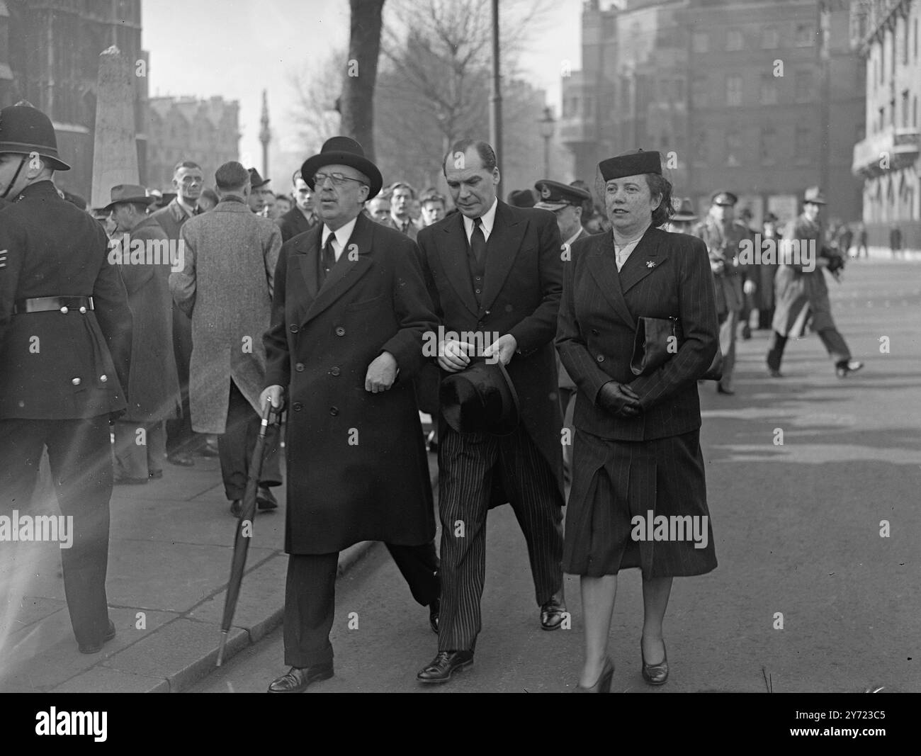 L'ambassadeur russe assiste au service Masaryk. Un service commémoratif en l'honneur de M. Jan Masaryk, ministre tchécoslovaque des Affaires étrangères, a eu lieu aujourd'hui à St. Margaret's Westminster. Le service a été organisé par S.E. Mons Bohuslav Kratochvil, l'ambassadeur tchécoslovaque. Photos : H. E Mons. G. N Zaroubin L'ambassadeur de l'Union soviétique part avec Madame Zaroubin après le service d'aujourd'hui à St Margaret's.. 18 mars 1948. Banque D'Images