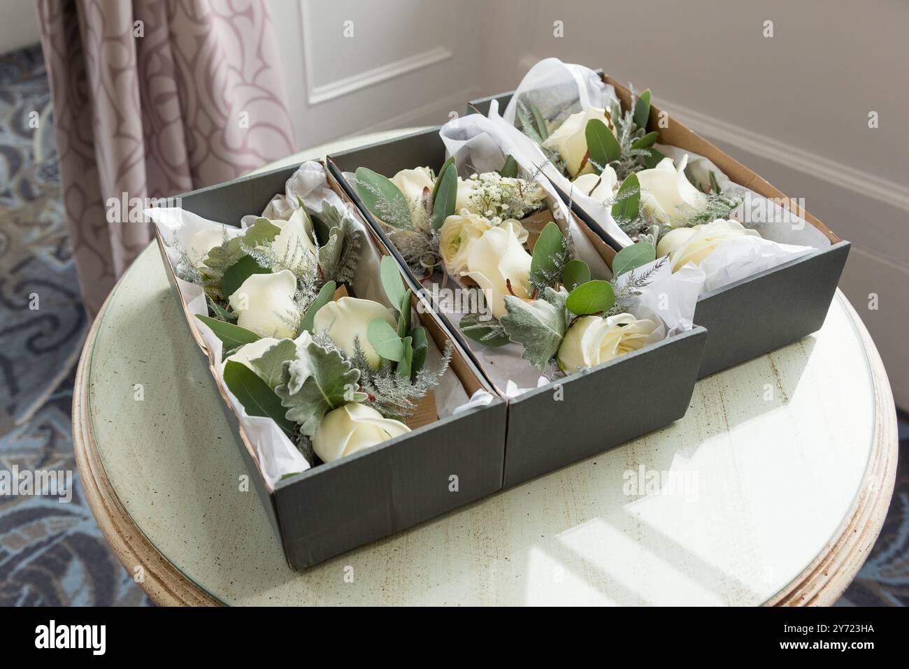 Boutonnières prêtes à être portées par les mariés Banque D'Images