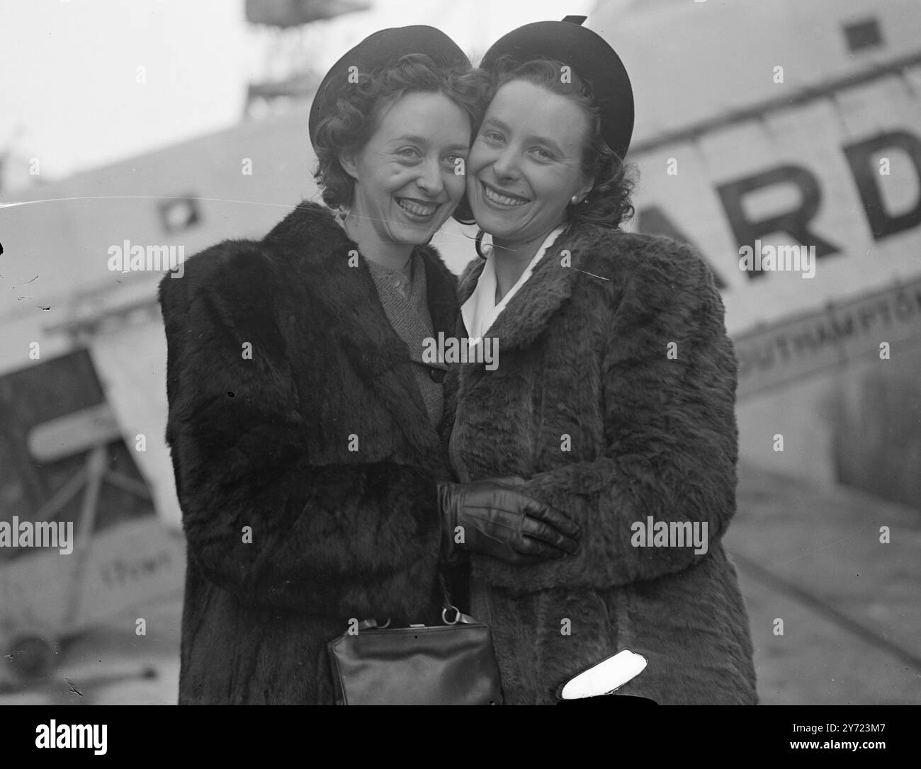 La dernière mariée canadienne part. La dernière des 89,00 filles britanniques qui ont épousé des militaires canadiens pendant la guerre est partie rejoindre son mari à bord du paquebot Cunard-White Star 'Aquitania', qui part de Southampton aujourd'hui (mercredi). Elle est Mme Eileen Muyres, de Lancing, Sussex, qui rejoindra son mari à Montréal. Au bateau pour la voir partir aujourd'hui était sa sœur Mme Monica Norris, également de Lancing. Les deux filles se ressemblent tellement qu'elles ont souvent été confondues pour eachother. Sur le grand nombre de mariées à partir pour le Canada, 18 000 ont traversé l'Atlantique en Aquitania. Spectacles de photos : Mme Eileen Mu Banque D'Images