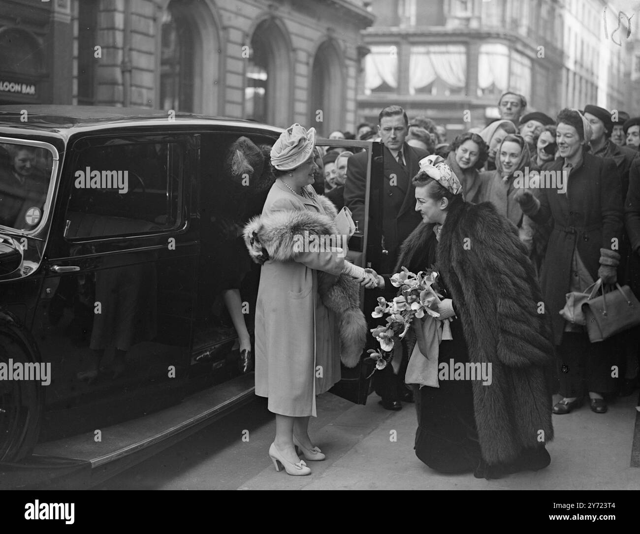 Queen voit les peintures de Princess. H.M. la Reine a rendu visite à l'exposition de peintures de la princesse Zeid el Hussein, à la galerie George's Gallery Grosvenor Street aujourd'hui. (Vendredi). Photos : la Reine est accueillie par la princesse Zeid el Hussein, épouse de l'ambassadeur irakien à la galerie St George ce matin (vendredi). 20 février 1948. Banque D'Images