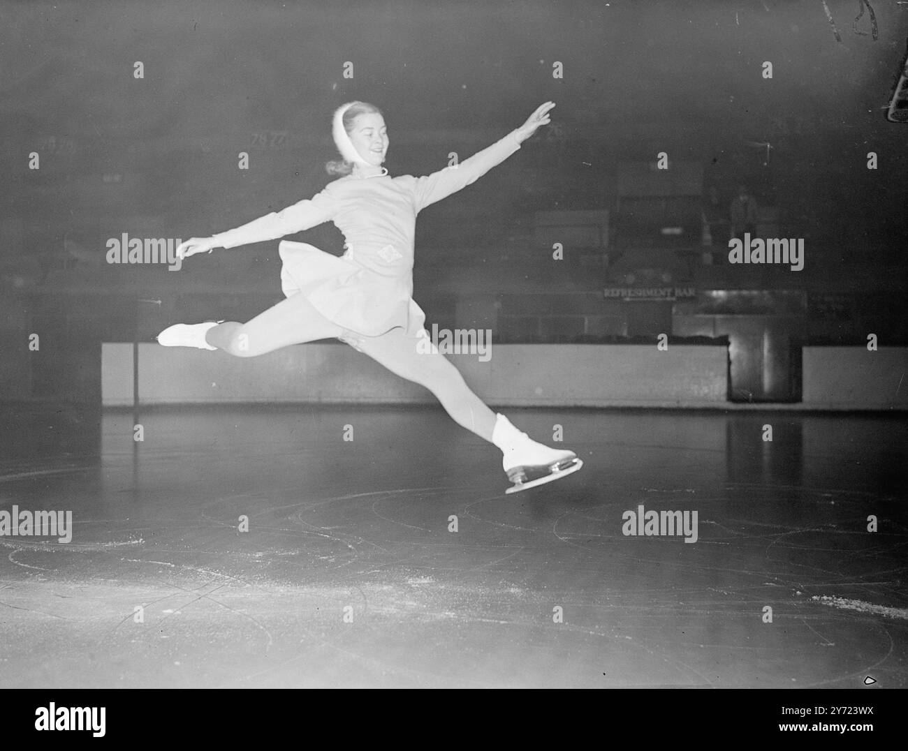 Ailes olympiques à Wembley. "Arrêtée" par la caméra à grande vitesse est Barbara Ann Scott, championne olympique et championne mondiale de patinage artistique du Canada, alors qu'elle donne une exposition à la piscine Empire, à Wembley, ce soir (mercredi). 3 mars 1948 Banque D'Images