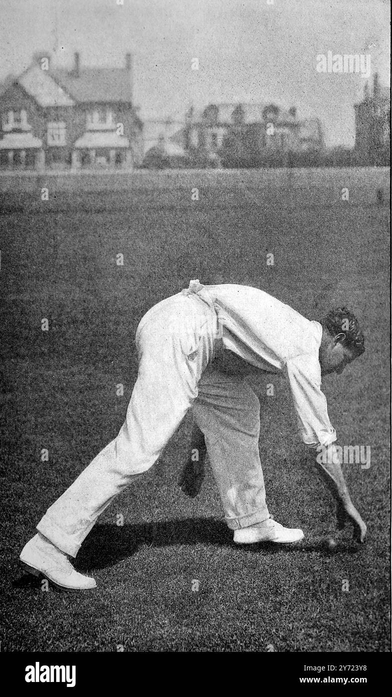 Fielding : S. M. J. Woods ramasse le ballon en mouvement (Samuel Moses James Woods, un australien polyvalent qui a également joué pour l'Angleterre, l'Université de Cambridge, Somerset et, plus tard, le MCC). Archive photo sportive : cette photographie est tirée d'une série de tirages photographiques de joueurs de cricket de l'époque victorienne. Ils ont été publiés en 1897. Beaucoup apparaissent posés, à des fins d'instruction. Banque D'Images