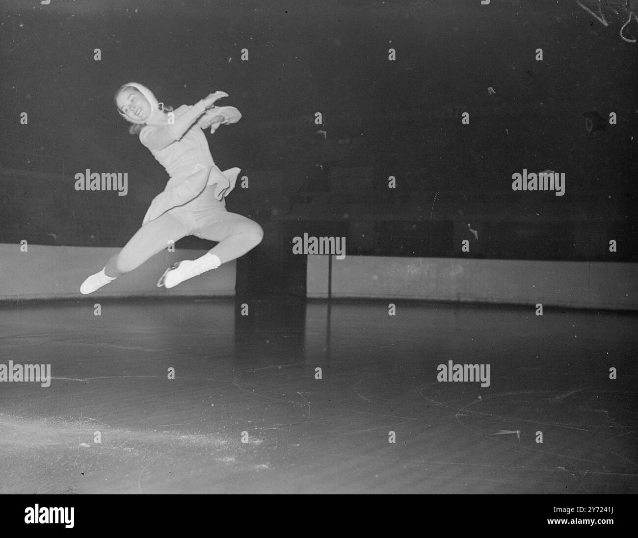 Ailes olympiques à Wembley. "Arrêtée" par la caméra à grande vitesse est Barbara Ann Scott, championne olympique et championne mondiale de patinage artistique du Canada, alors qu'elle donne une exposition à la piscine Empire, à Wembley, ce soir (mercredi). 3 mars 1948 Banque D'Images