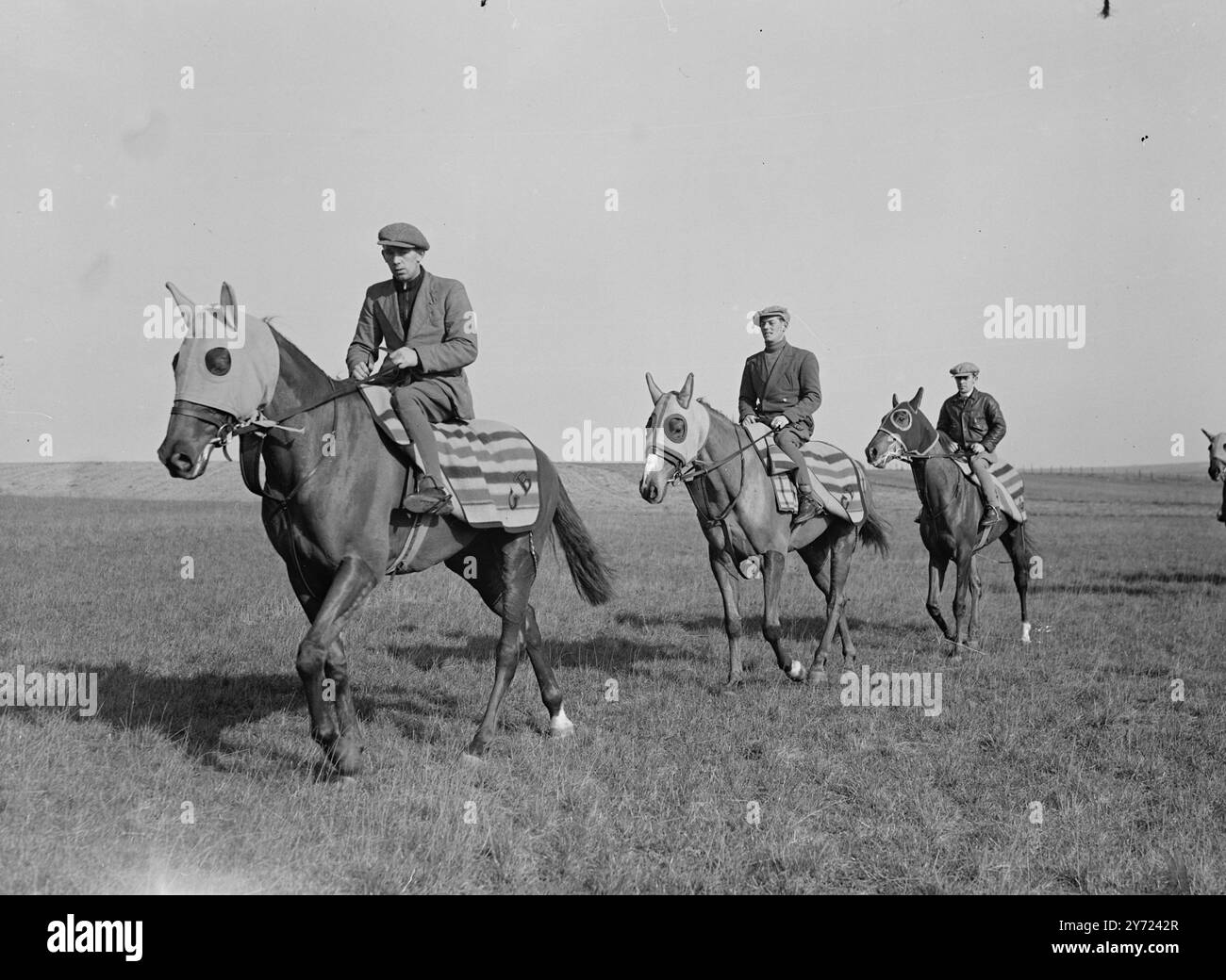 « String on the Heath » « les principaux candidats » pour le Grand National Raymond et Silver Fame sont vus en tête de cette chaîne de course, à la première et à la deuxième place respectivement sous le soleil du matin à Compton Heath, Berkshire, aujourd'hui. Flexton Lincolnshire favori est troisième. 9 mars 1948. Banque D'Images